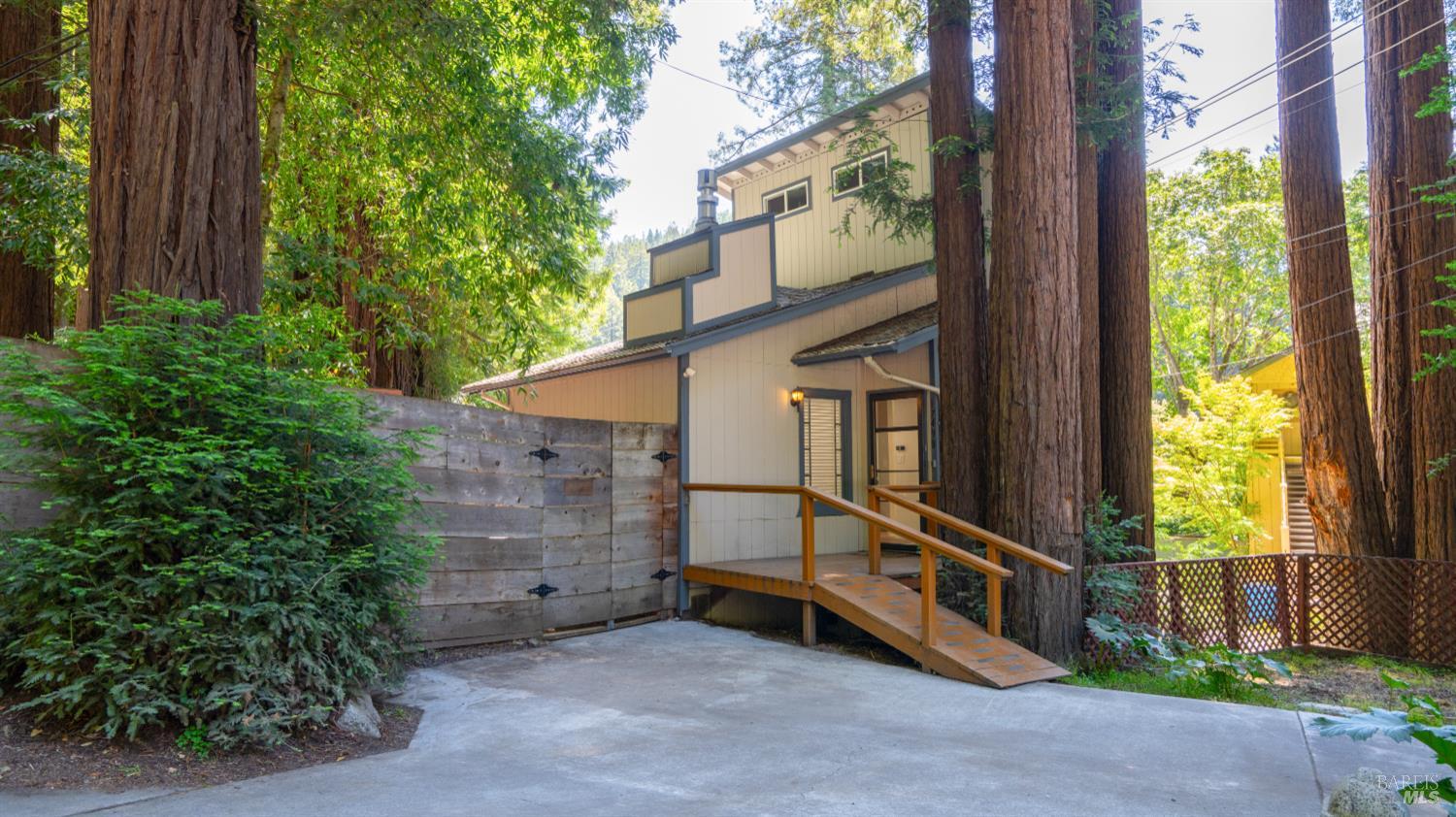 17498 Riverside Drive