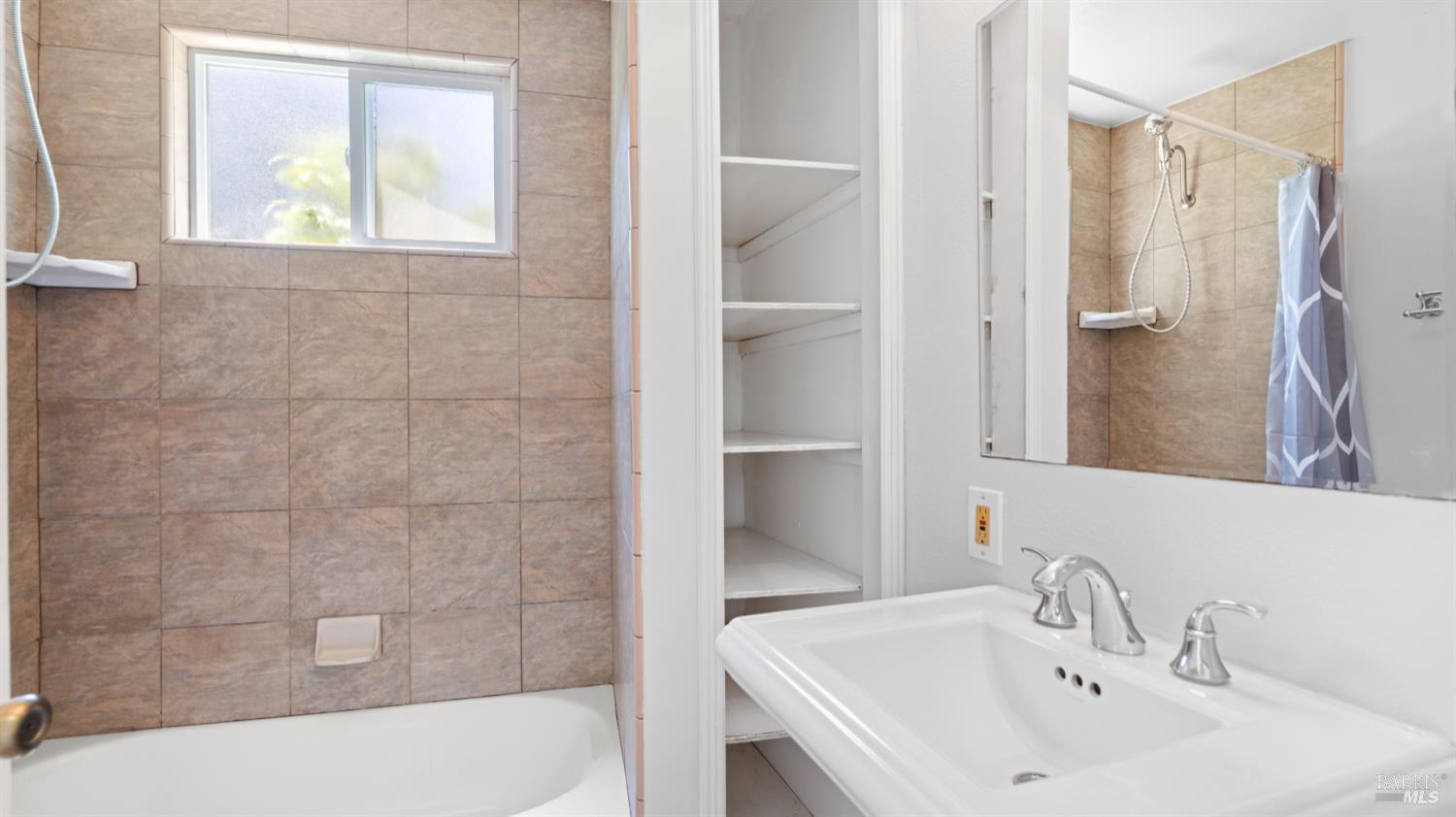 17498 Riverside Drive