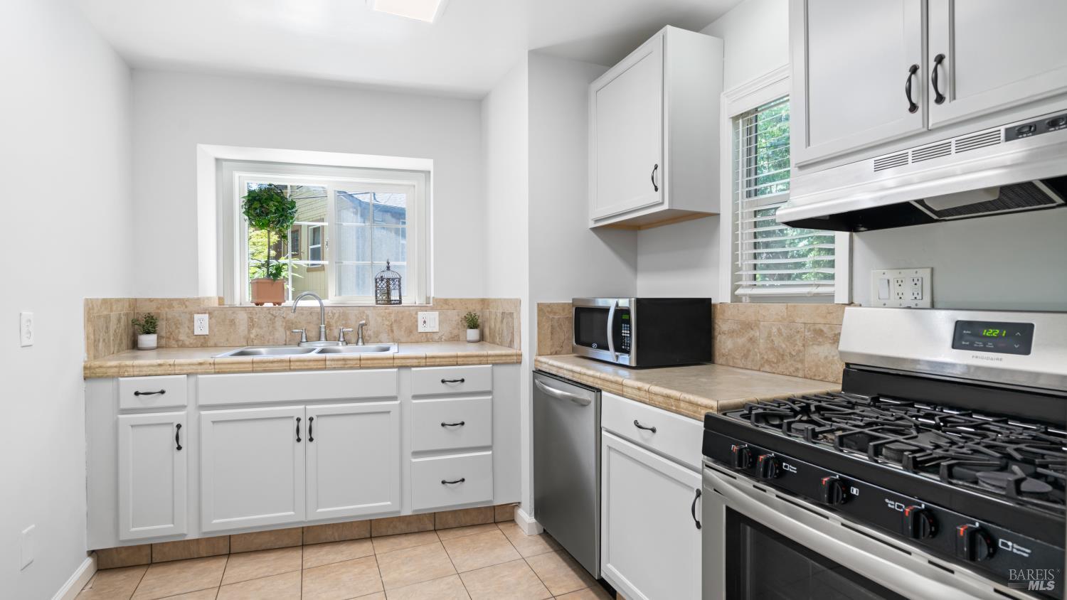 17498 Riverside Drive