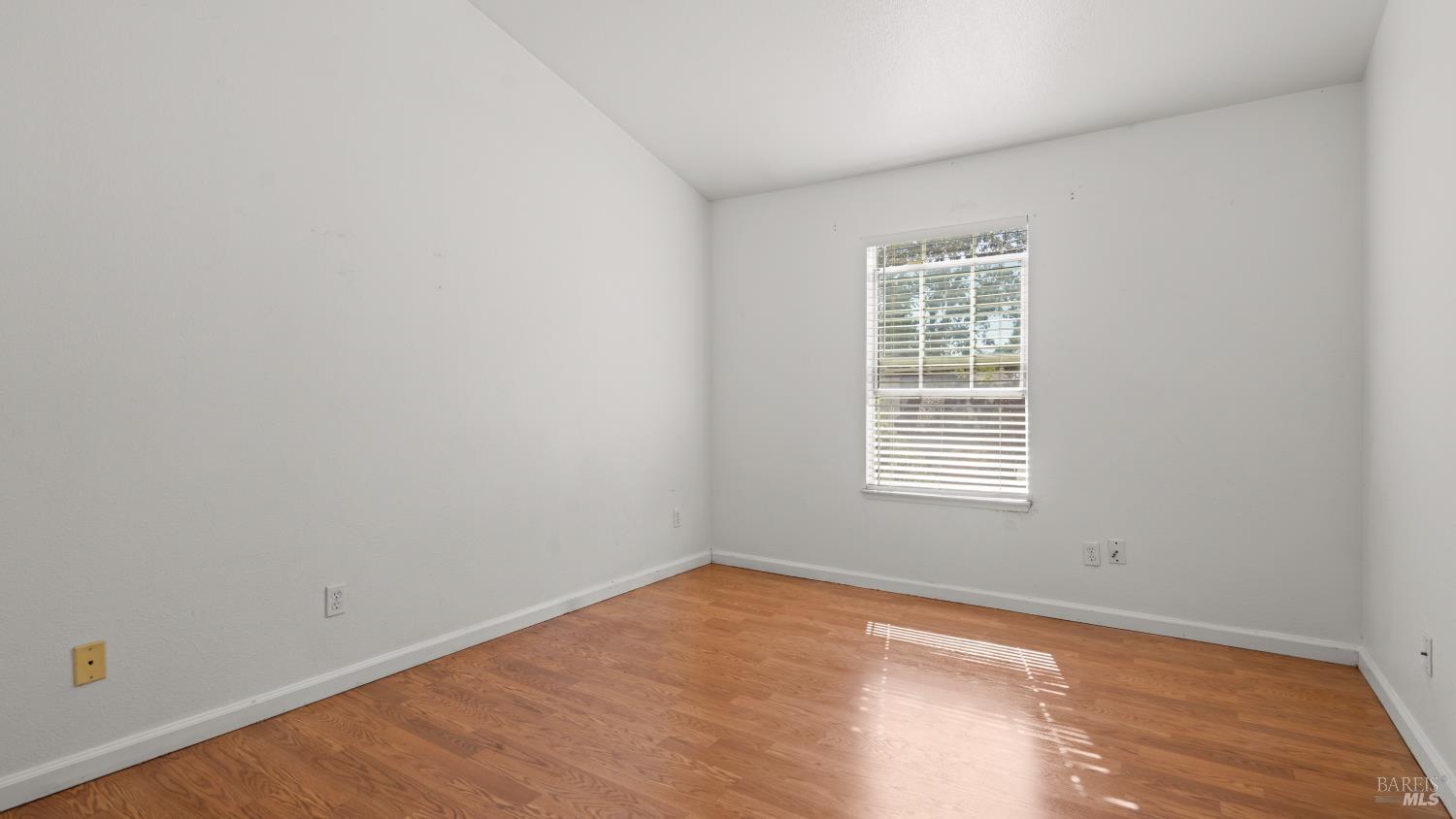 989 Kingwood Street