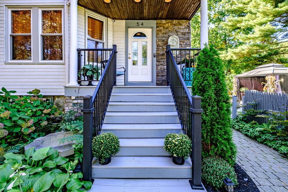 54 Hodgins Street
