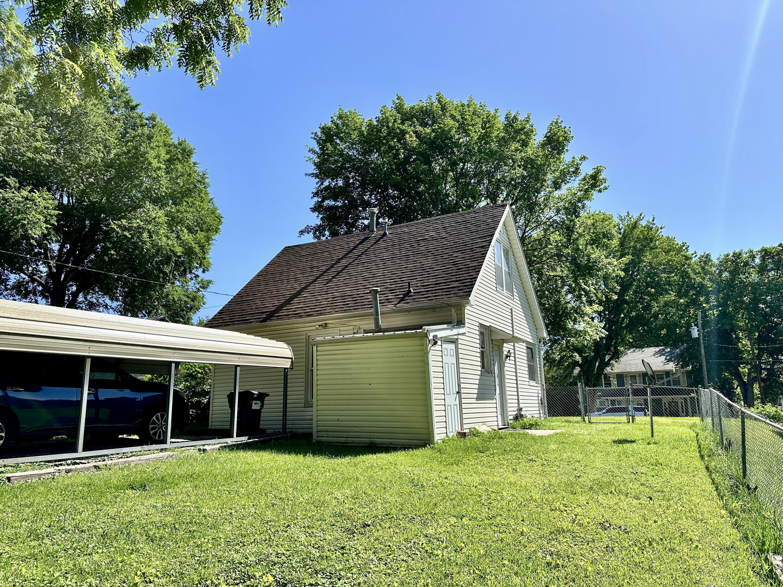 909 SHAMROCK AVE