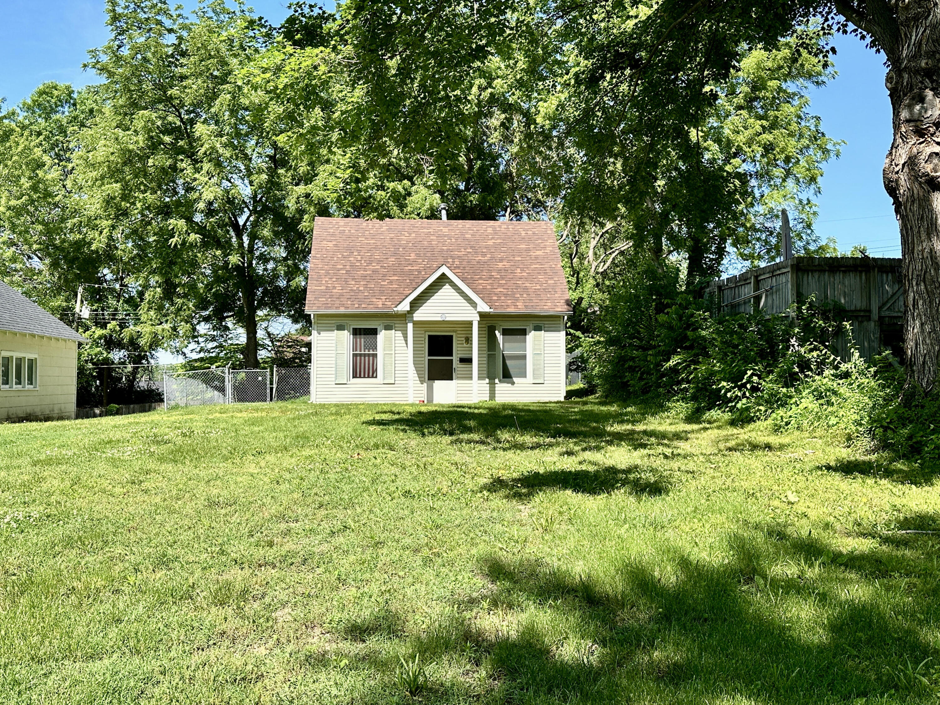 909 SHAMROCK AVE