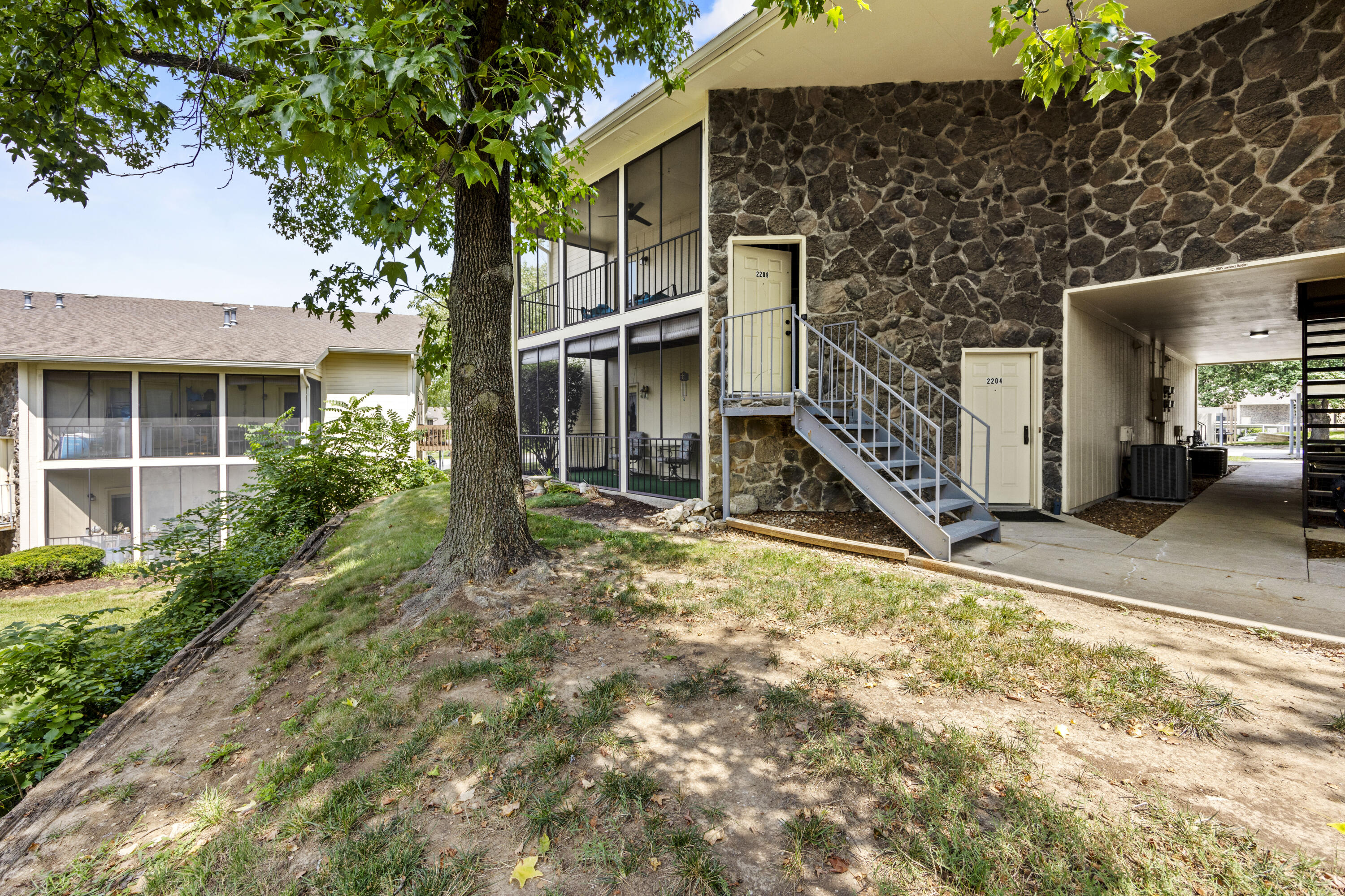 2208 PARK DEVILLE PL