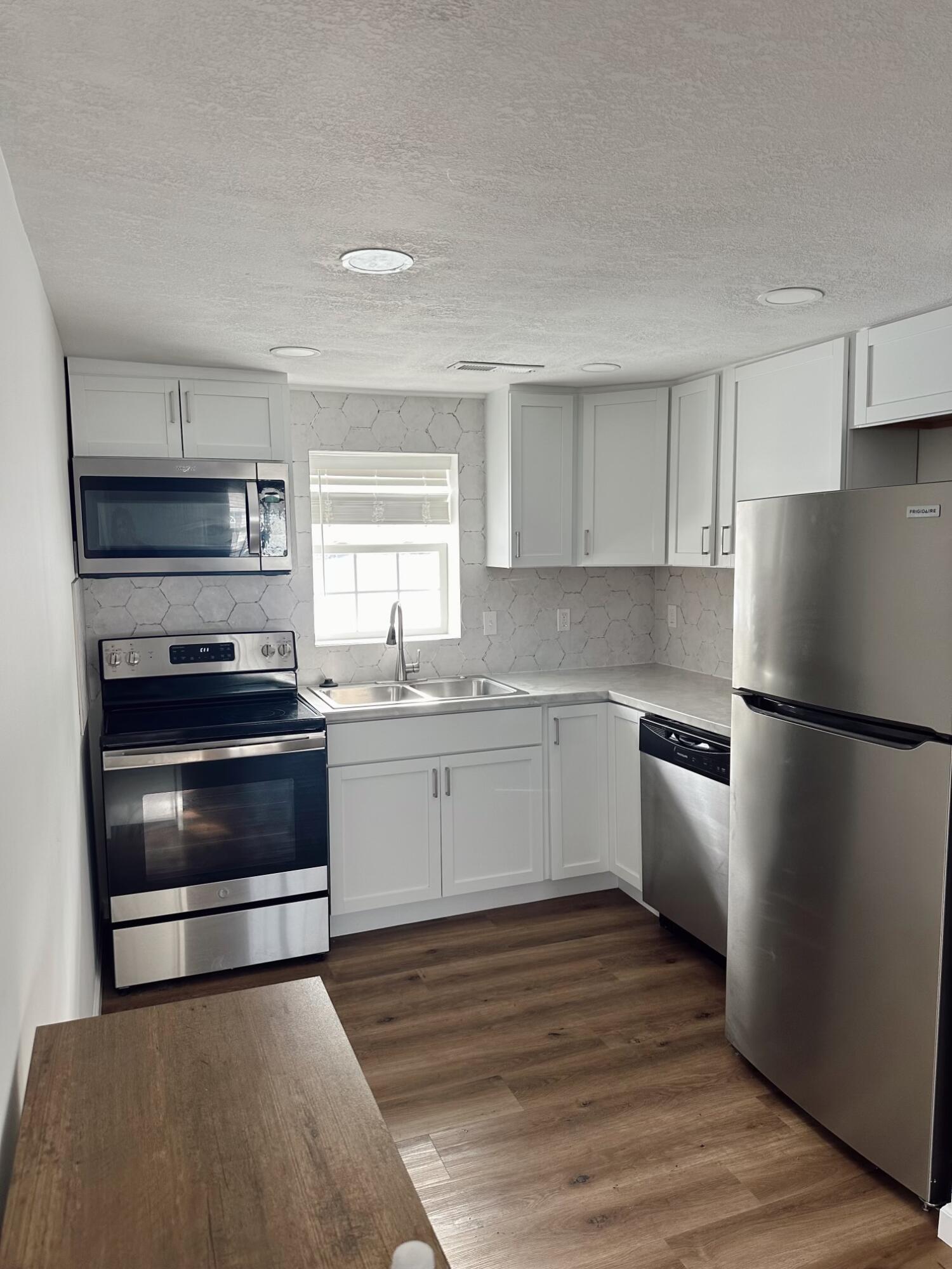 2810 FLORA DR