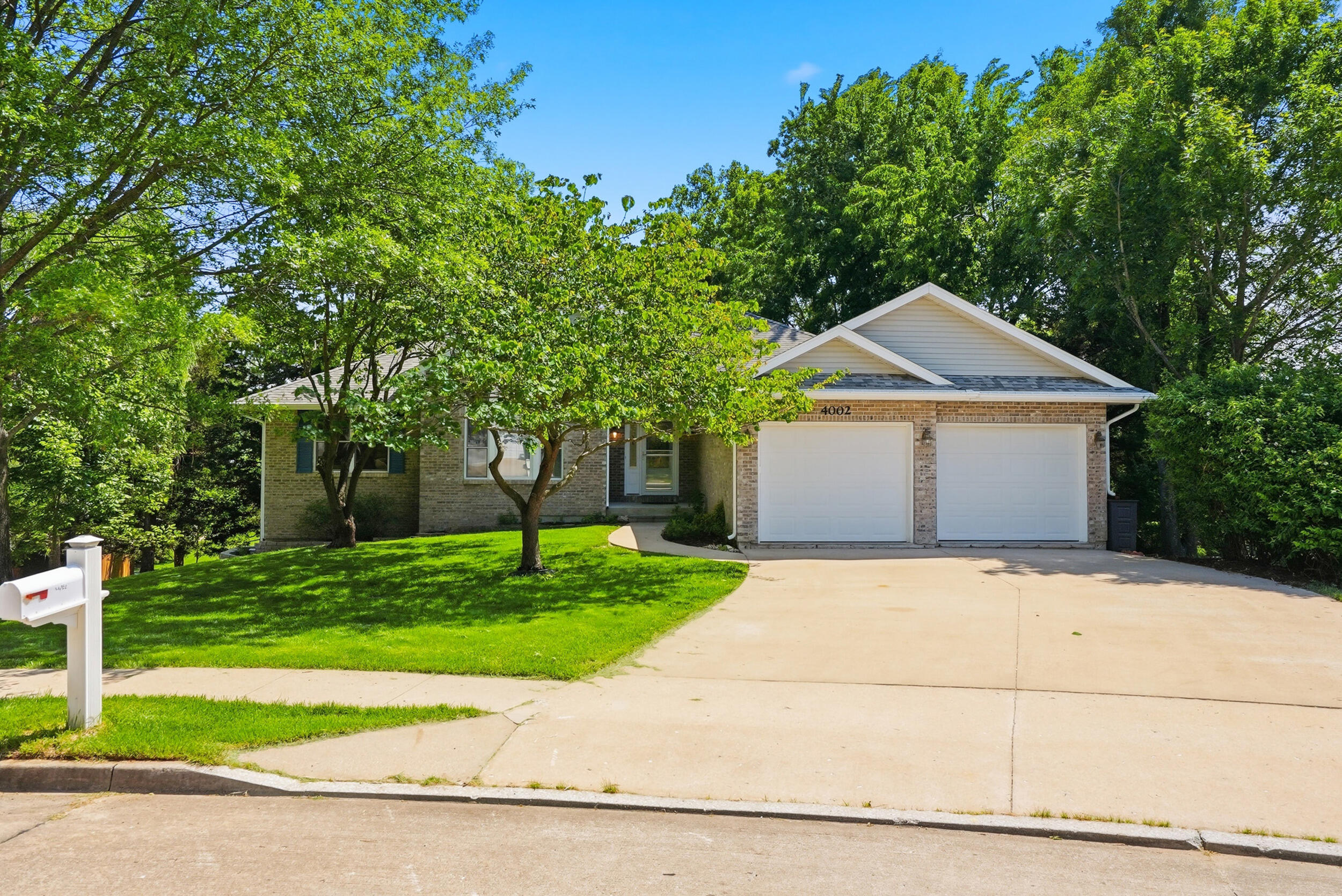 4002 CHATSWORTH DR
