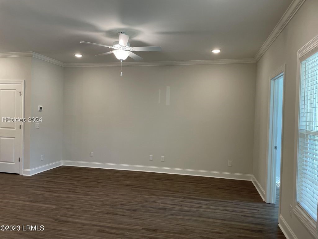 314 Bleeker Street S 23