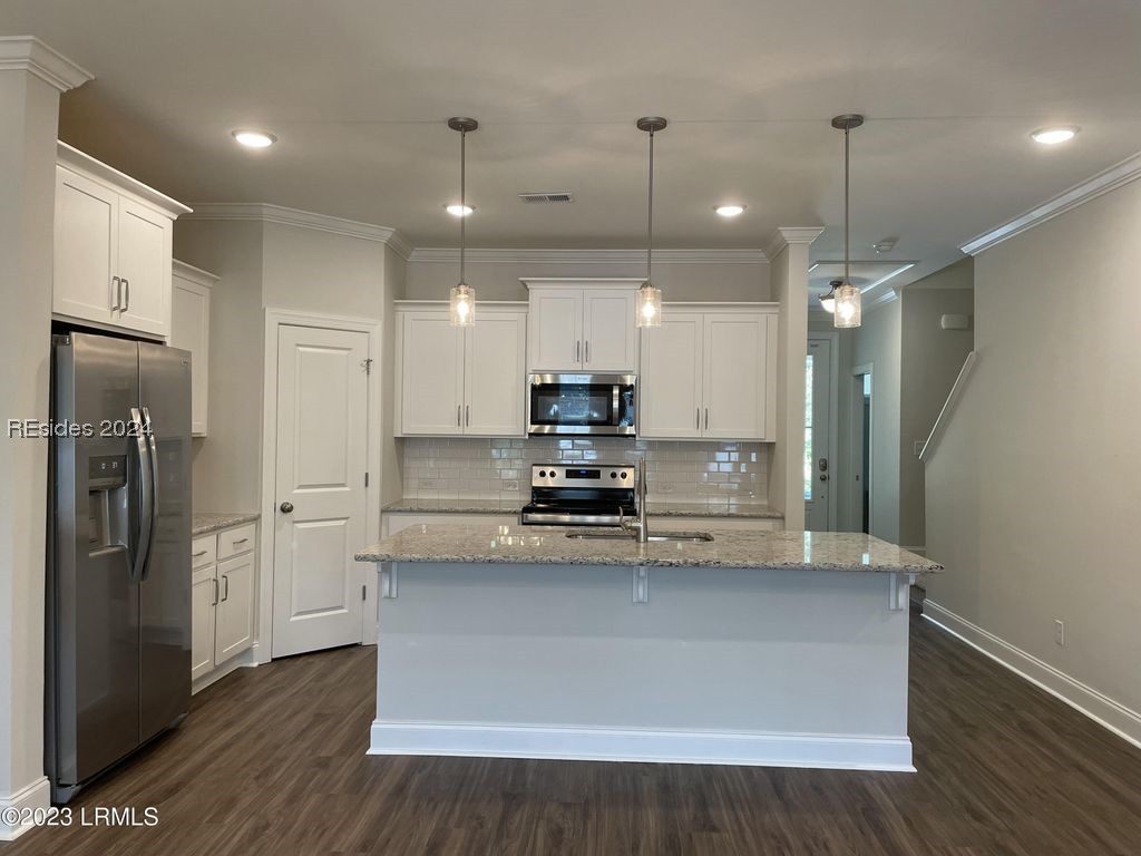 314 Bleeker Street S 23