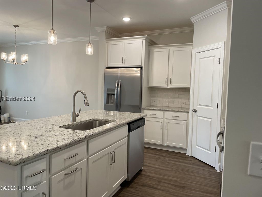 314 Bleeker Street S 23