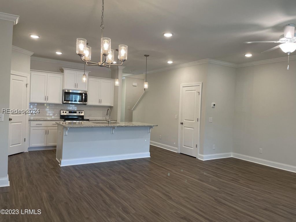 314 Bleeker Street S 23