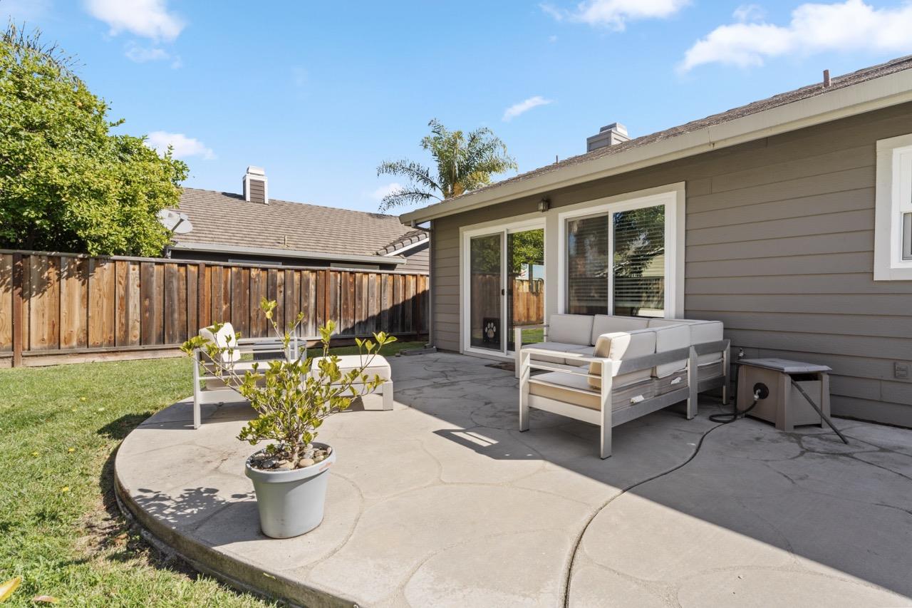 960 Versailles DR