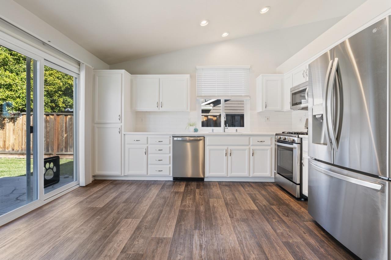 960 Versailles DR
