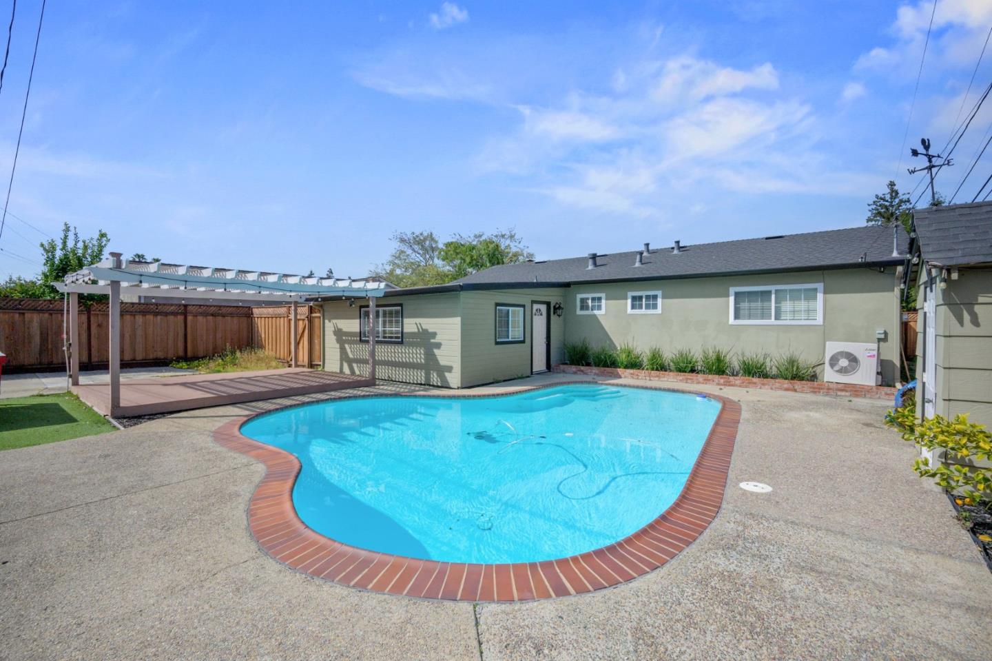 1172 Glenblair WAY