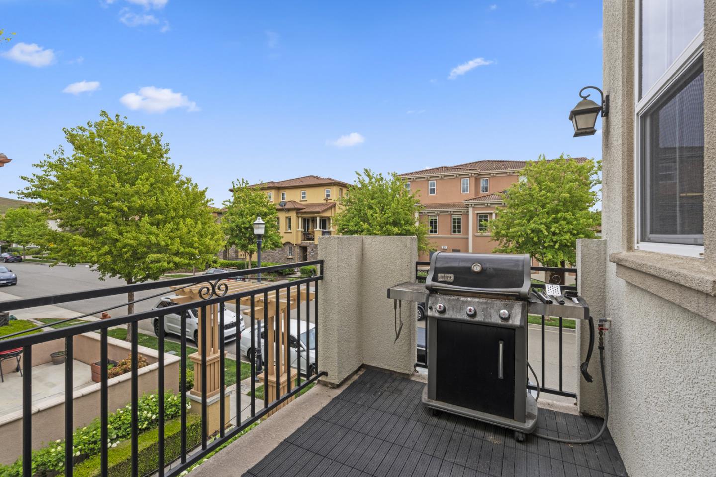574 Selby LN