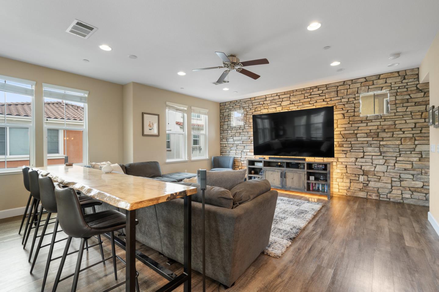 574 Selby LN