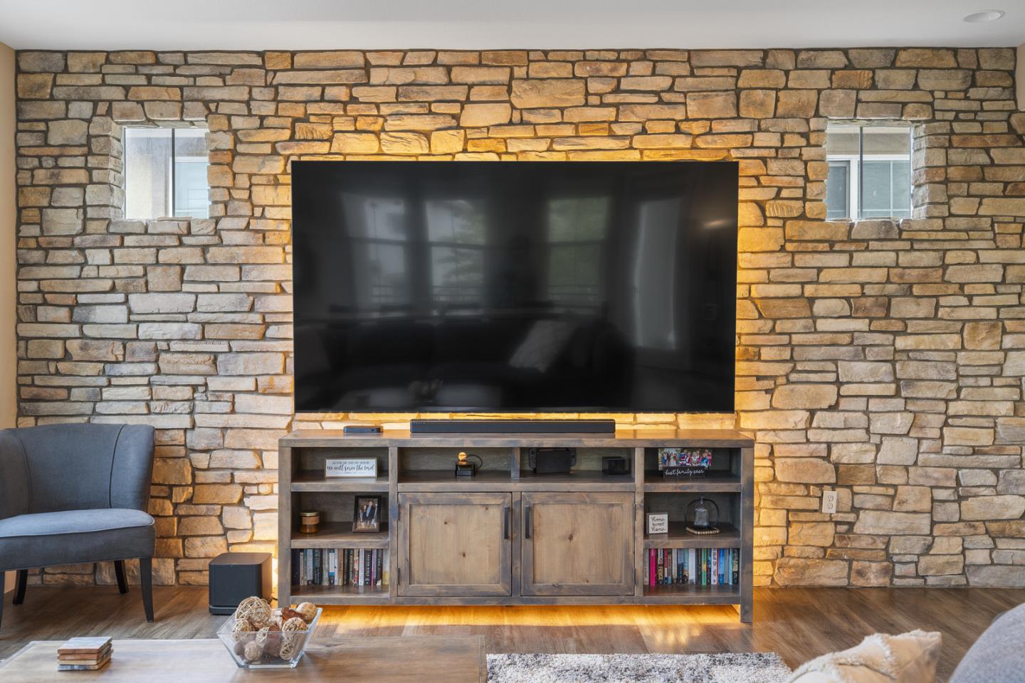 574 Selby LN
