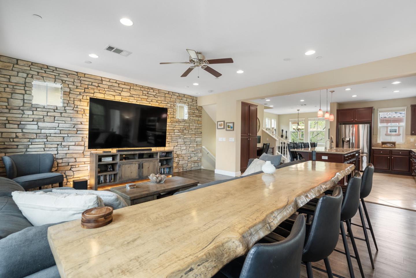 574 Selby LN
