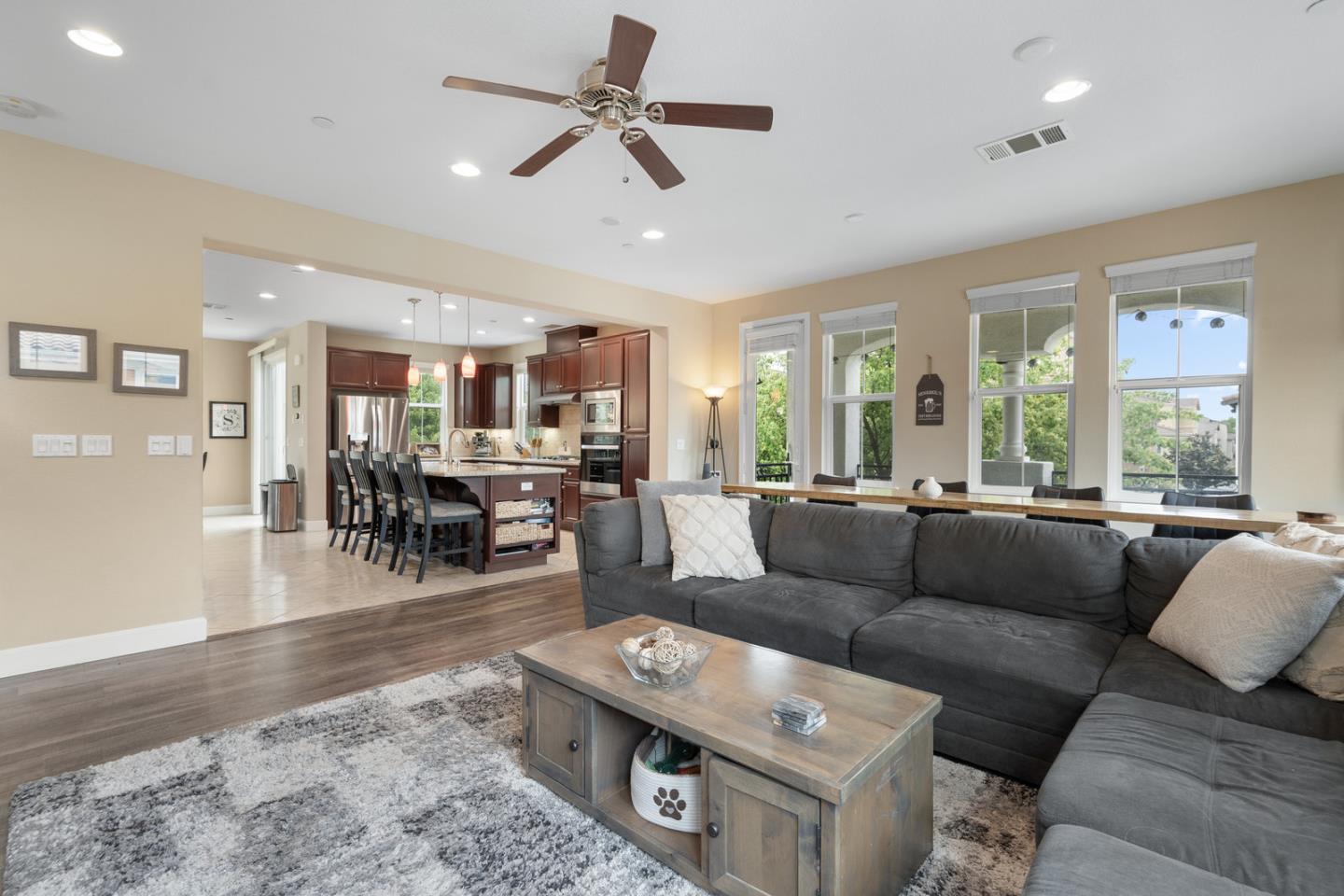 574 Selby LN