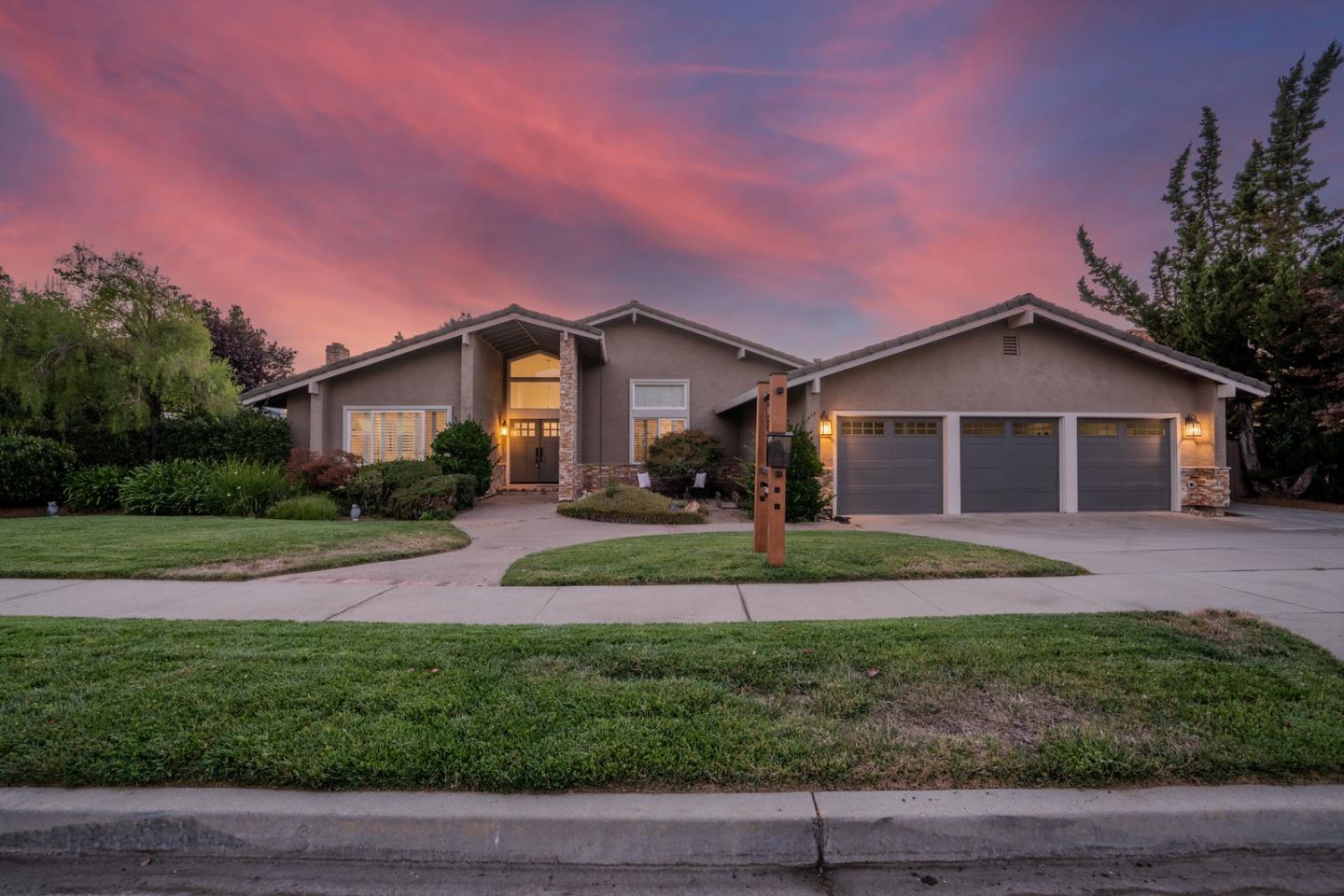 3165 Meadowlands Lane