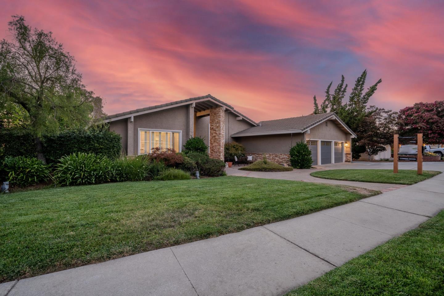 3165 Meadowlands Lane