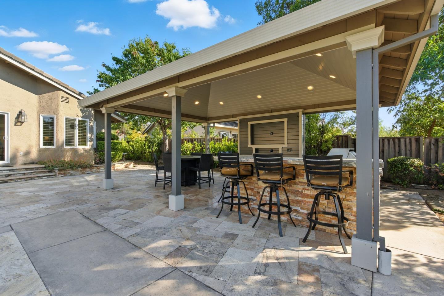 3165 Meadowlands Lane