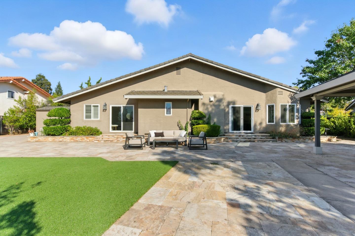 3165 Meadowlands Lane
