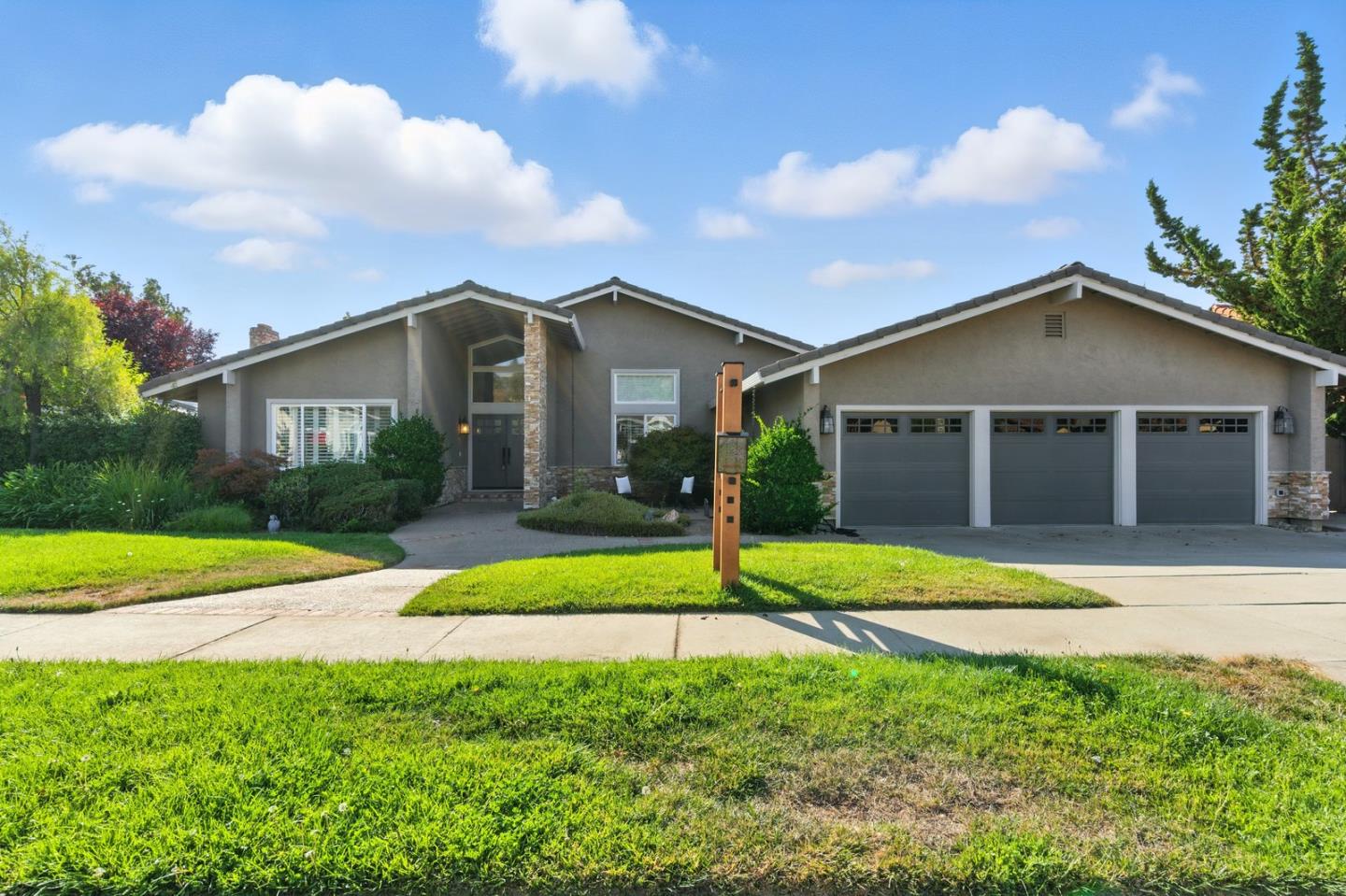 3165 Meadowlands Lane