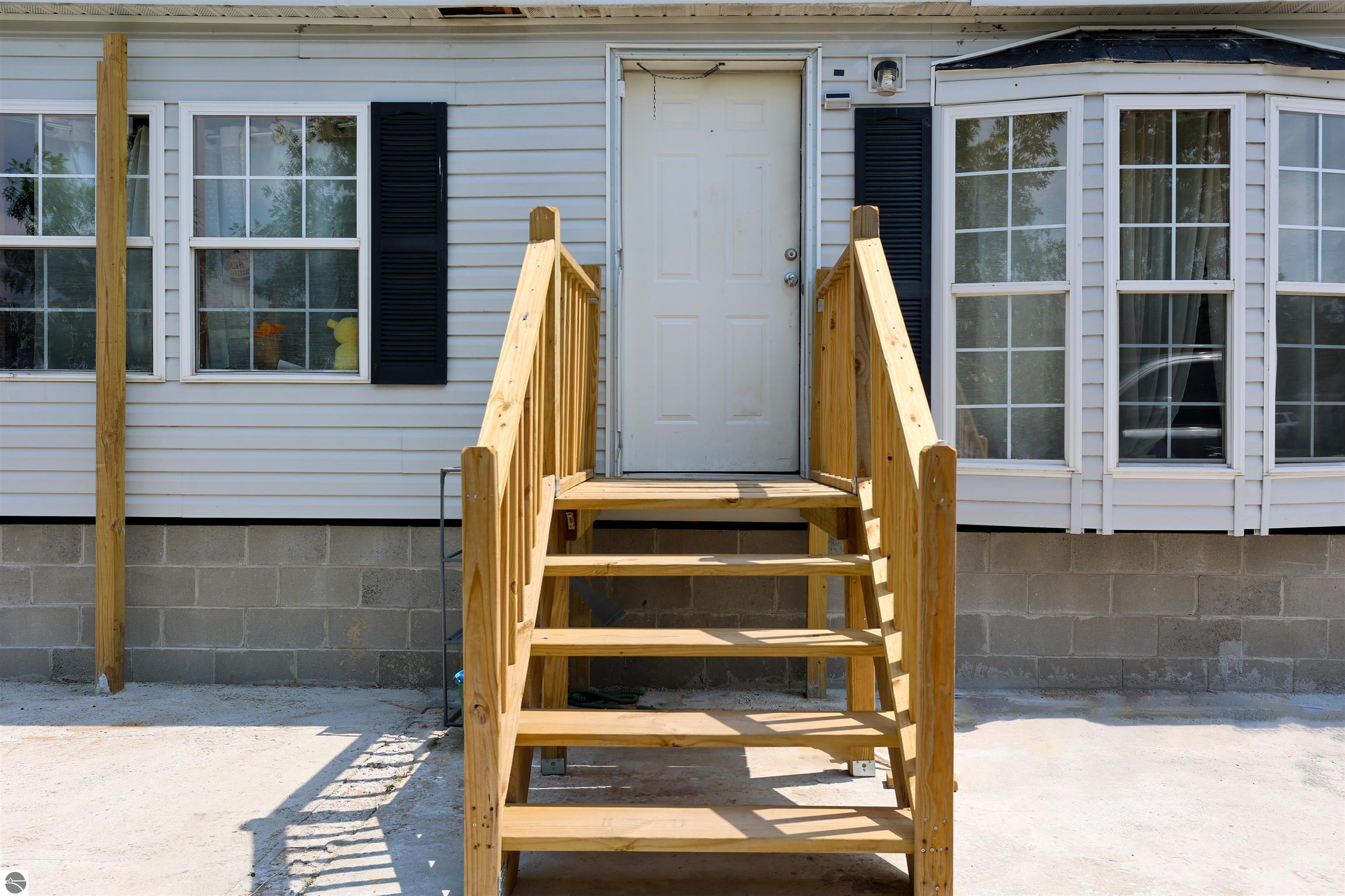 883 Crestwood
