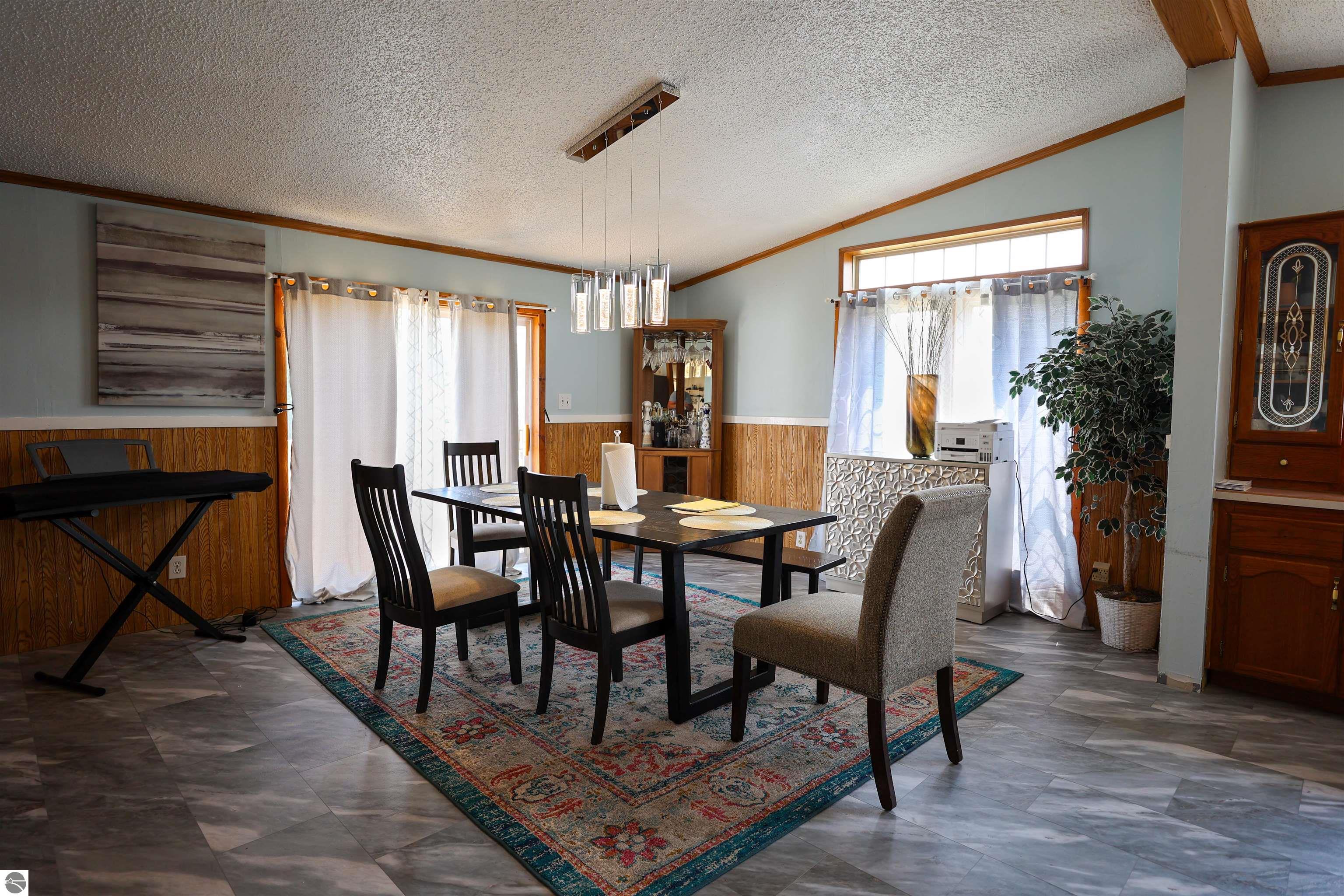 883 Crestwood