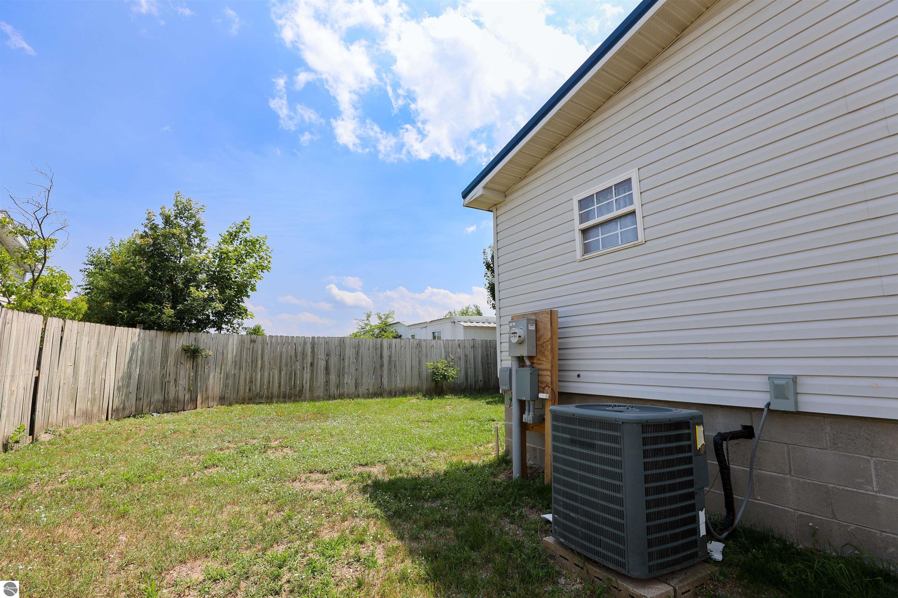883 Crestwood