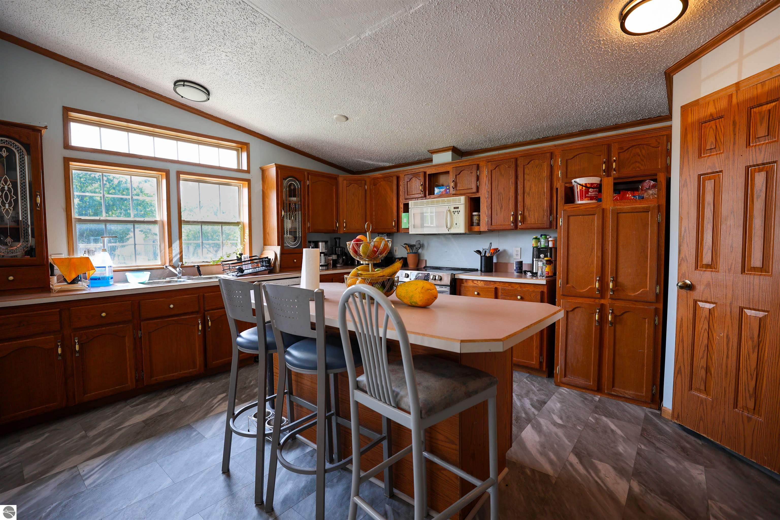 883 Crestwood