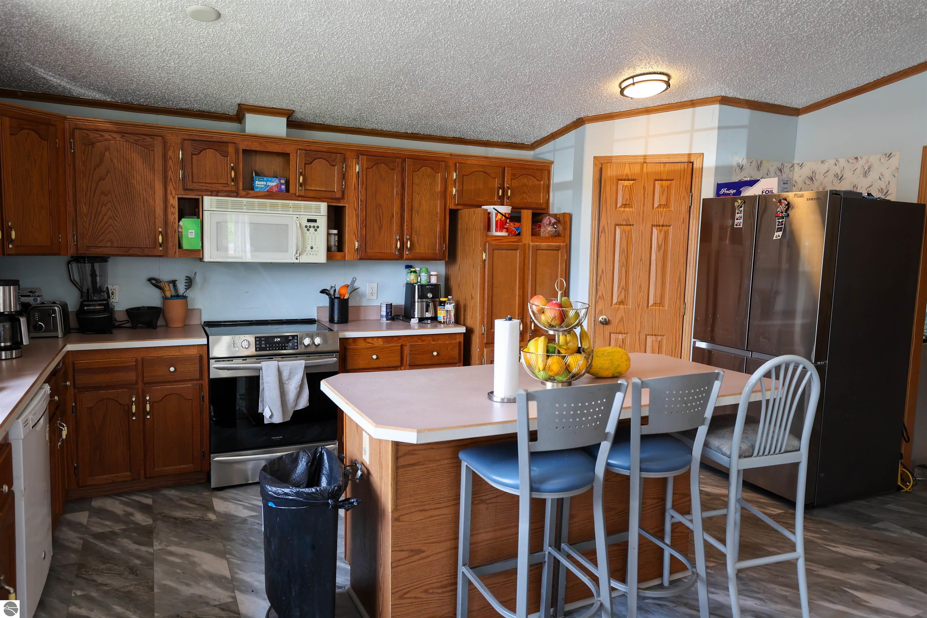 883 Crestwood