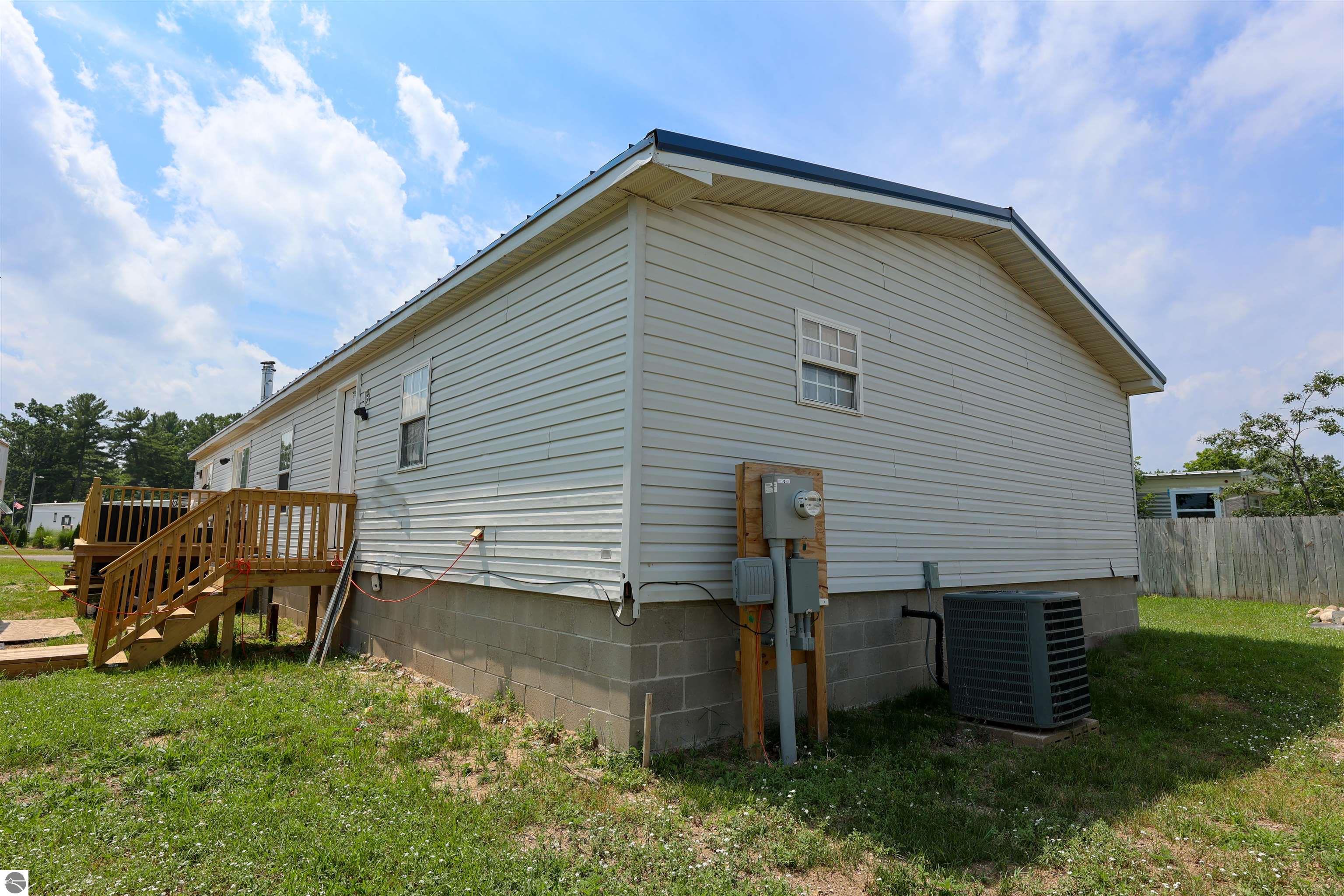 883 Crestwood