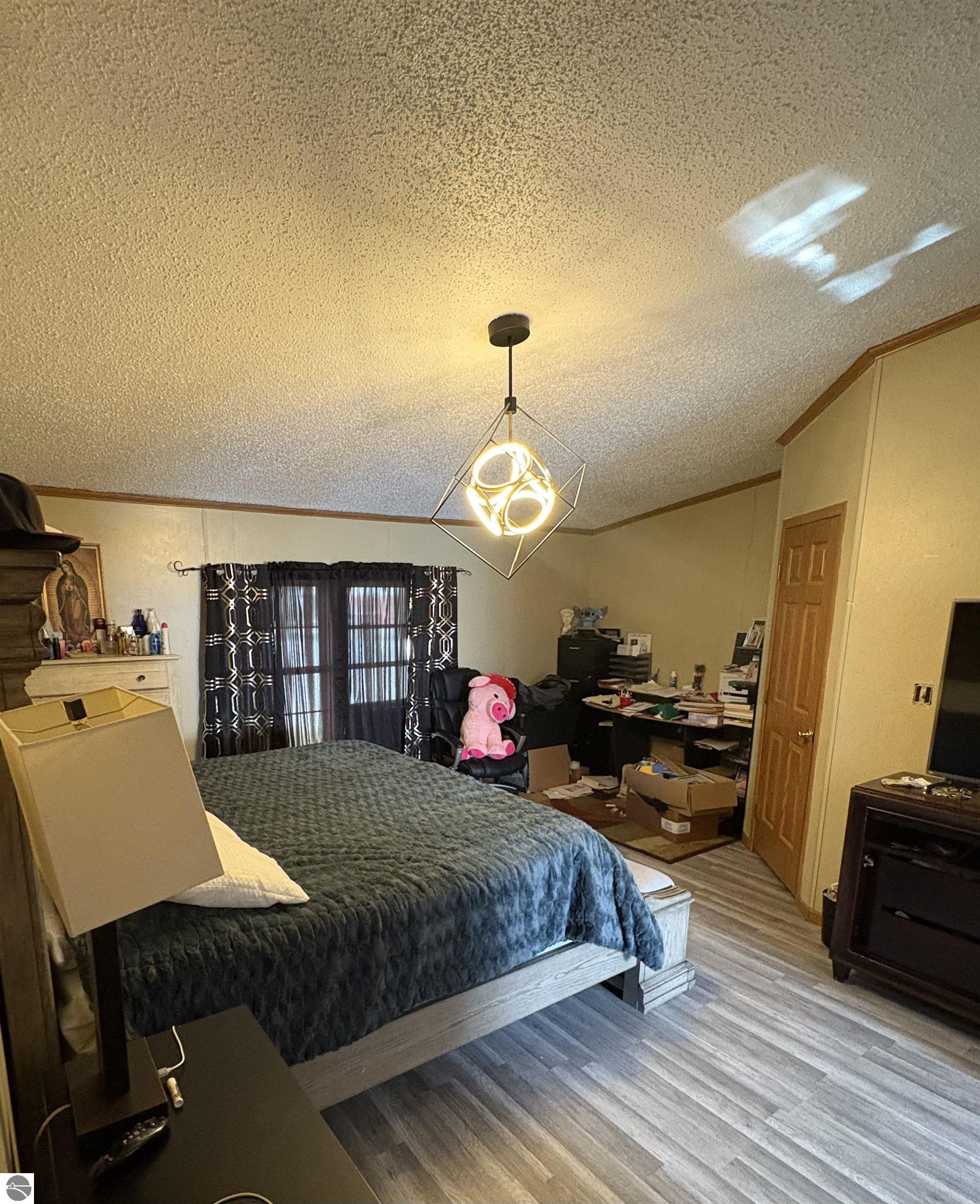 883 Crestwood