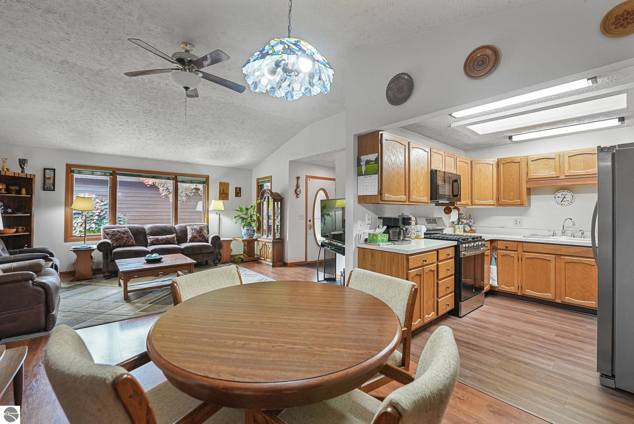 2122 Hammond Place E