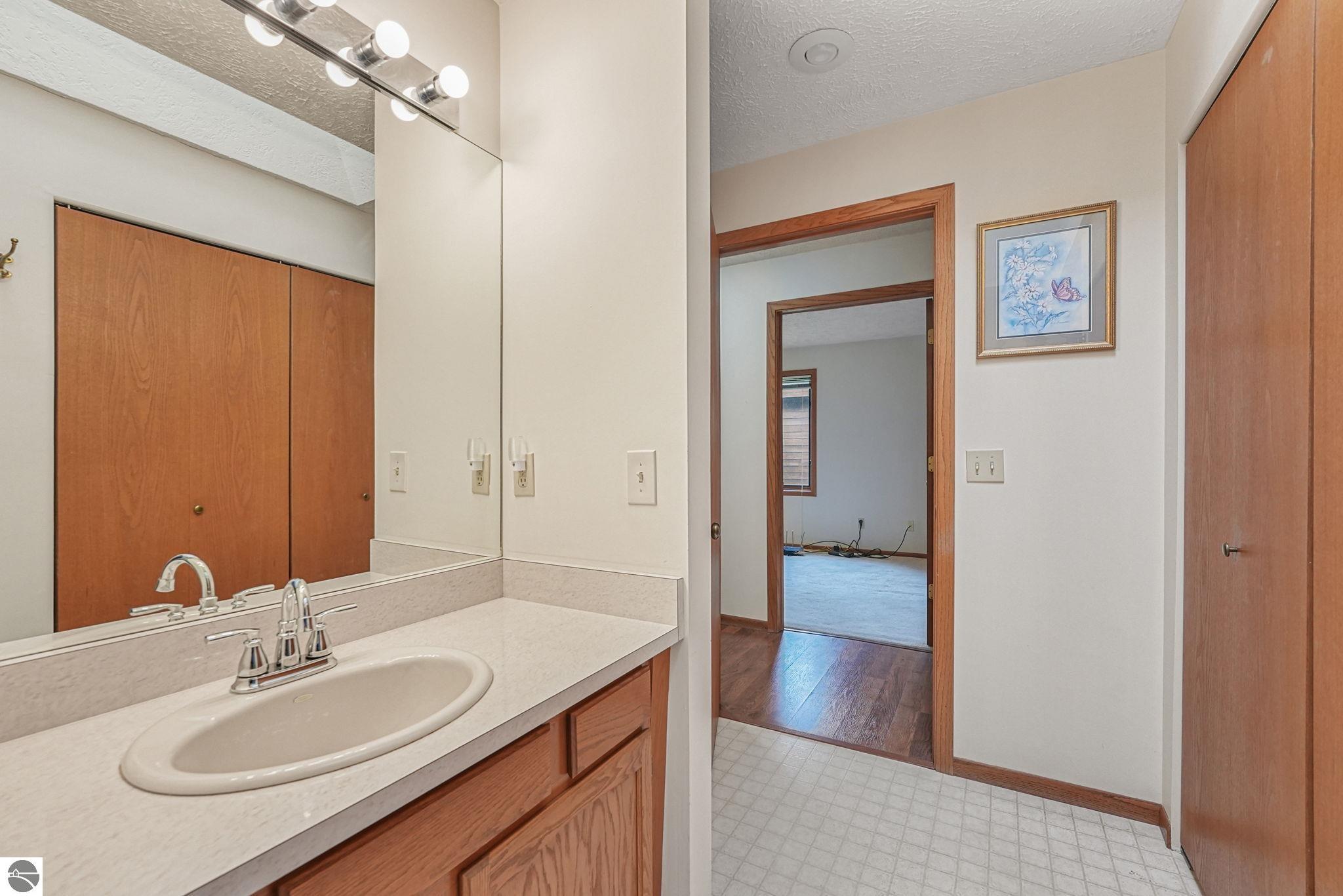 2122 Hammond Place E