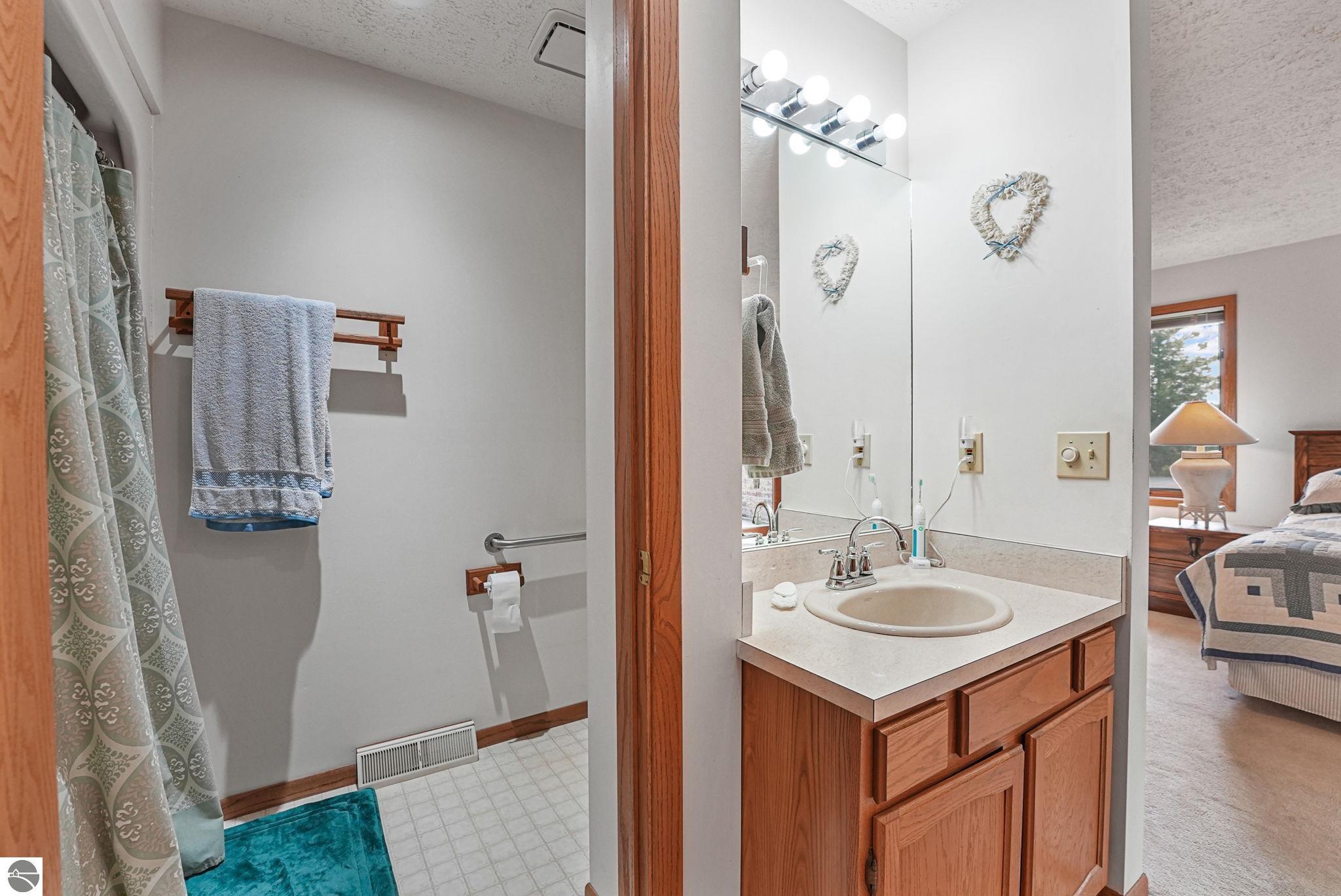 2122 Hammond Place E