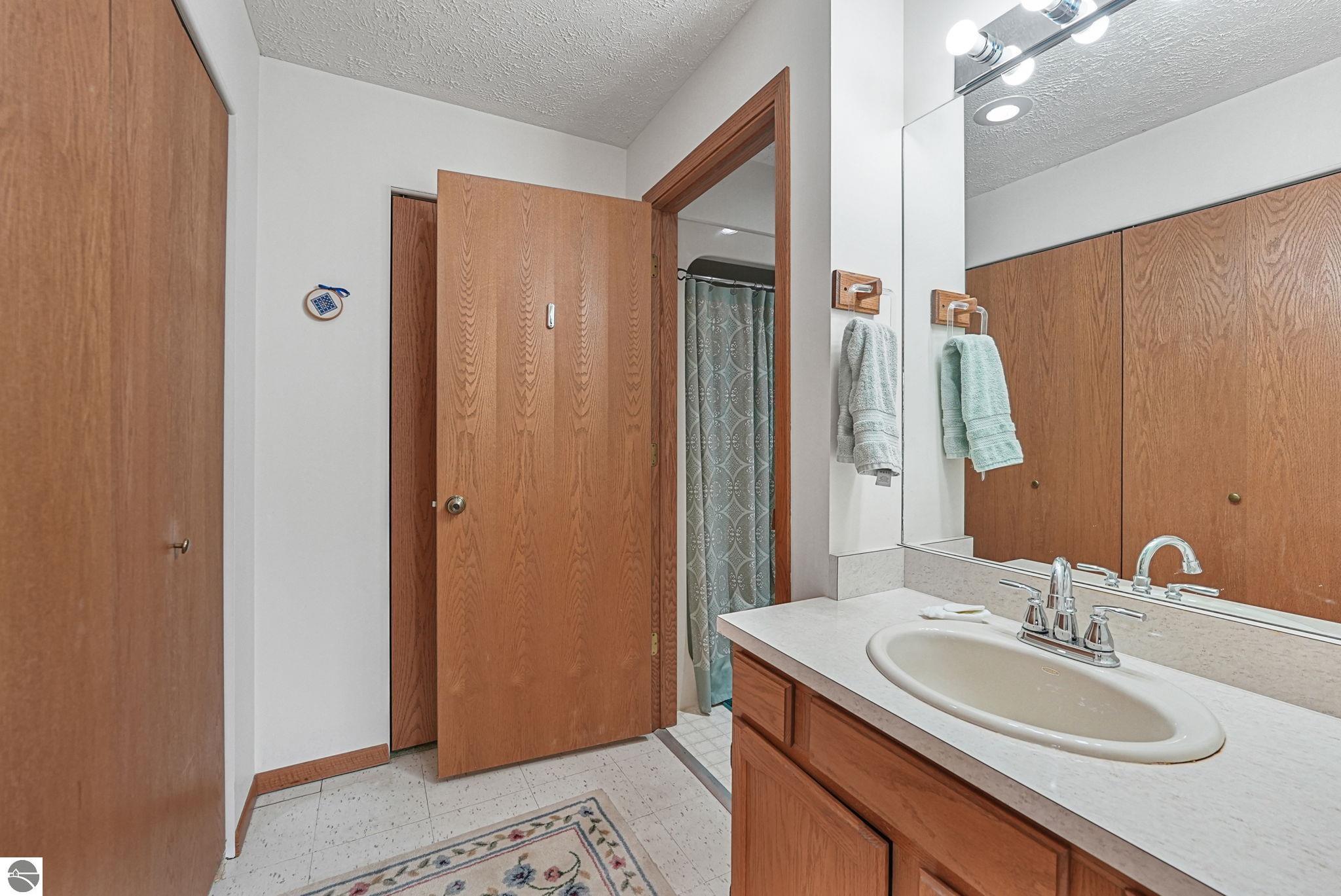 2122 Hammond Place E