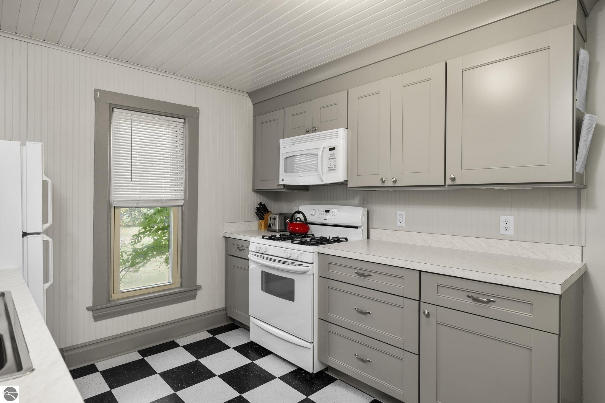 637,639,641 E Eighth Street, Traverse City