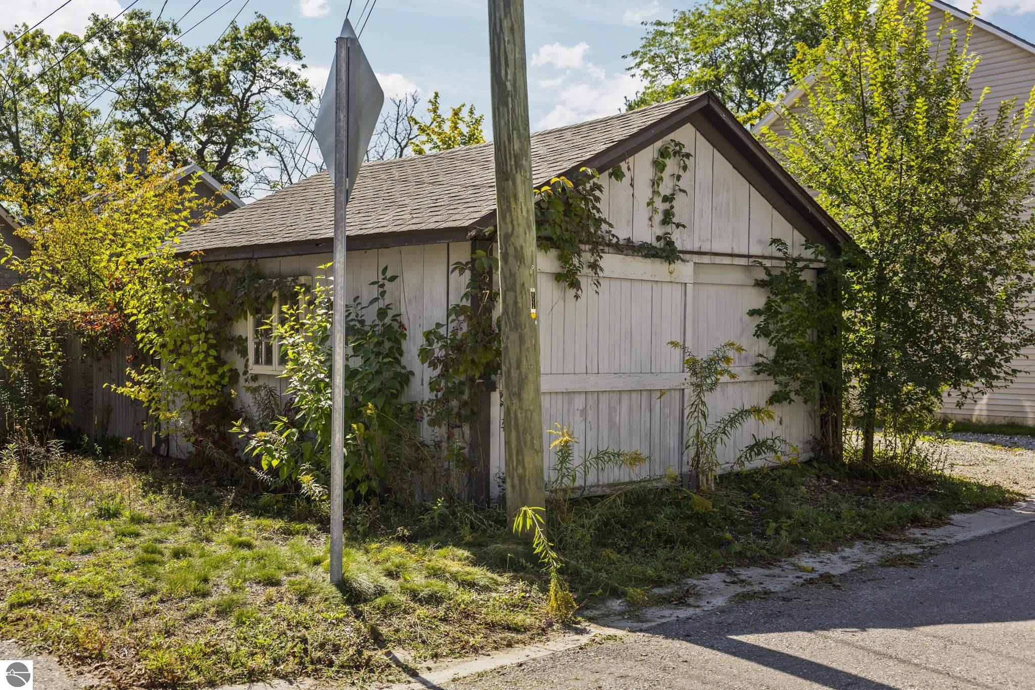 637,639,641 E Eighth Street, Traverse City