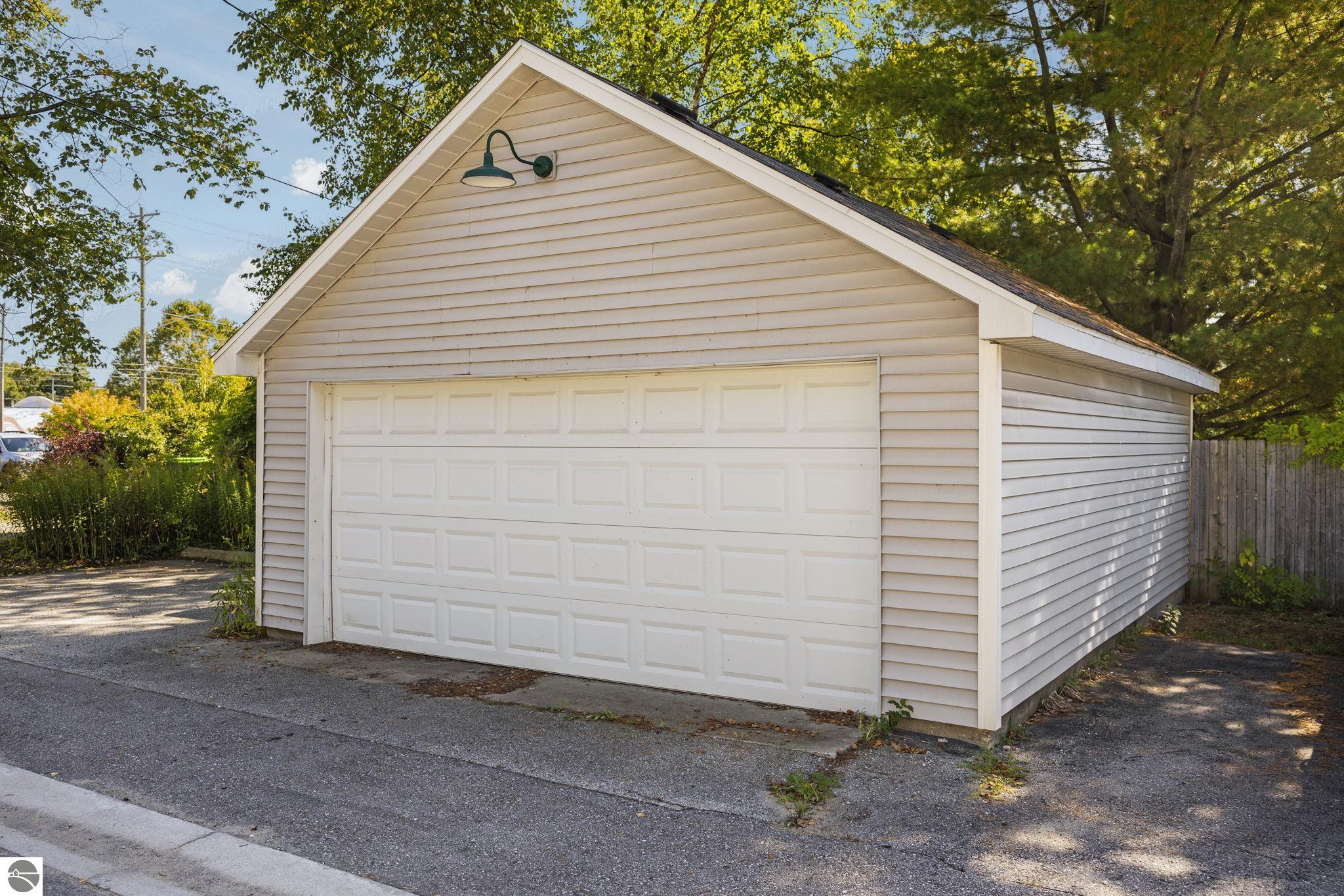 637,639,641 E Eighth Street, Traverse City