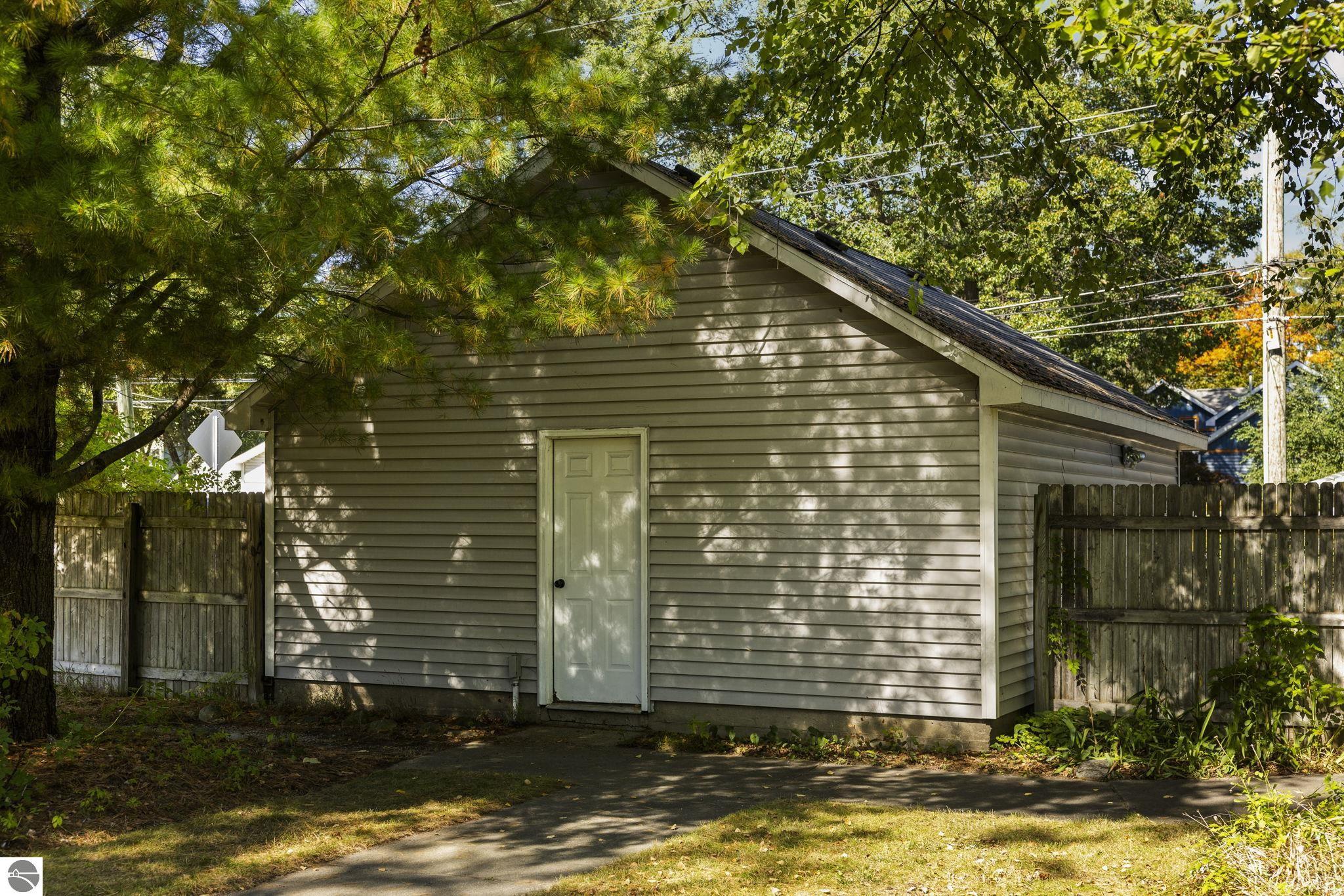 637,639,641 E Eighth Street, Traverse City