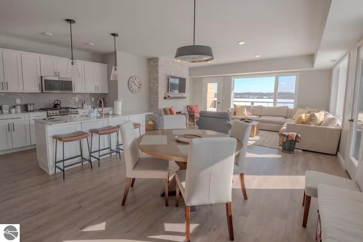 225 E Seventeenth Street # 3C