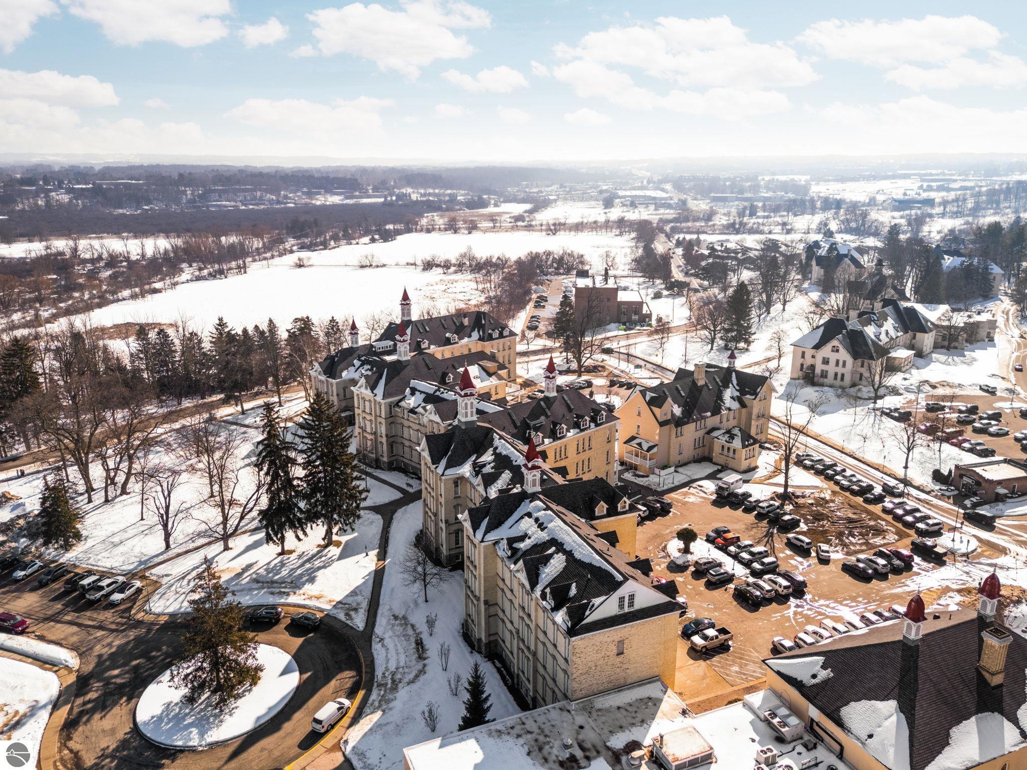 800 Cottageview Drive # 403