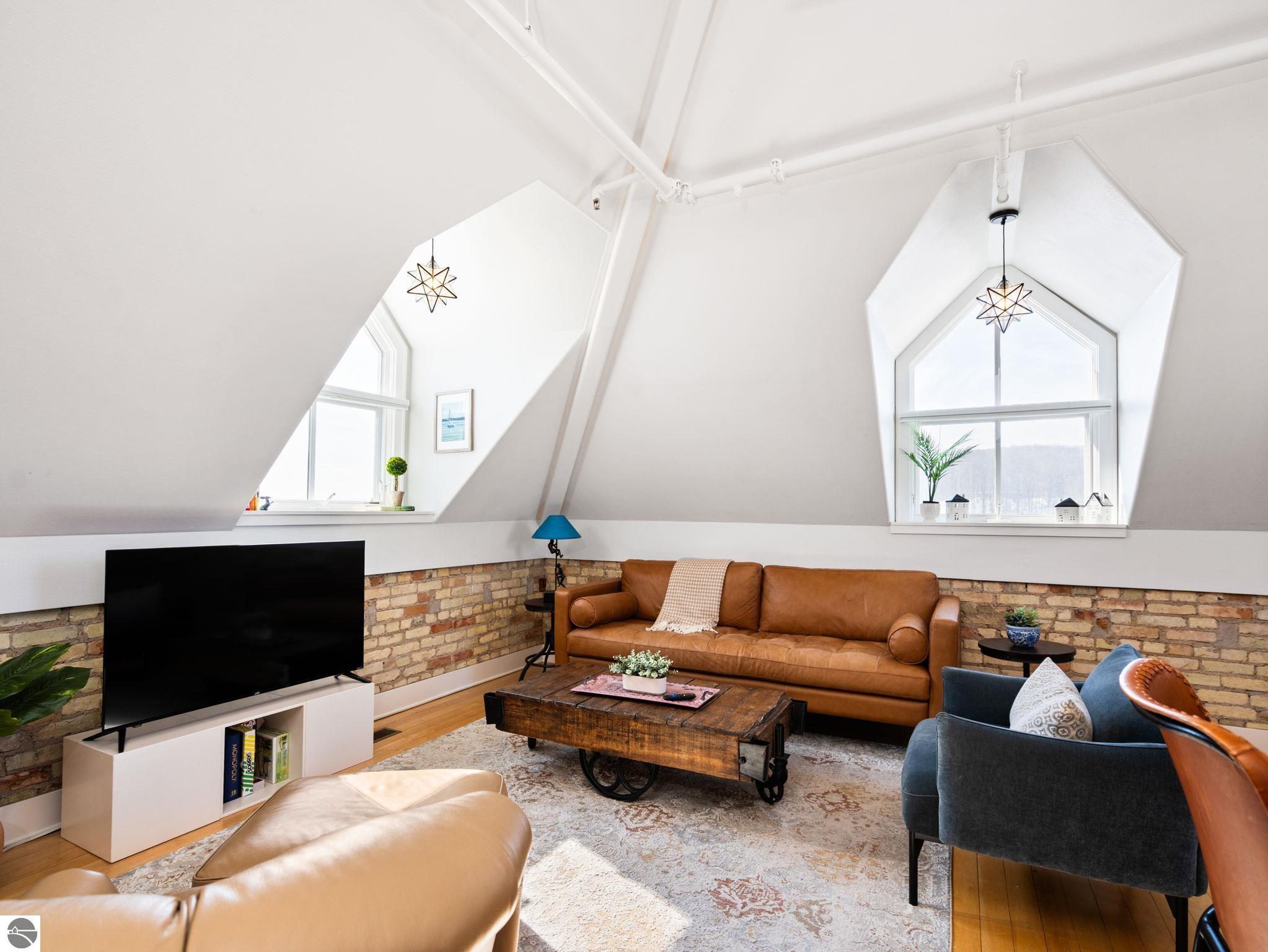 800 Cottageview Drive # 403