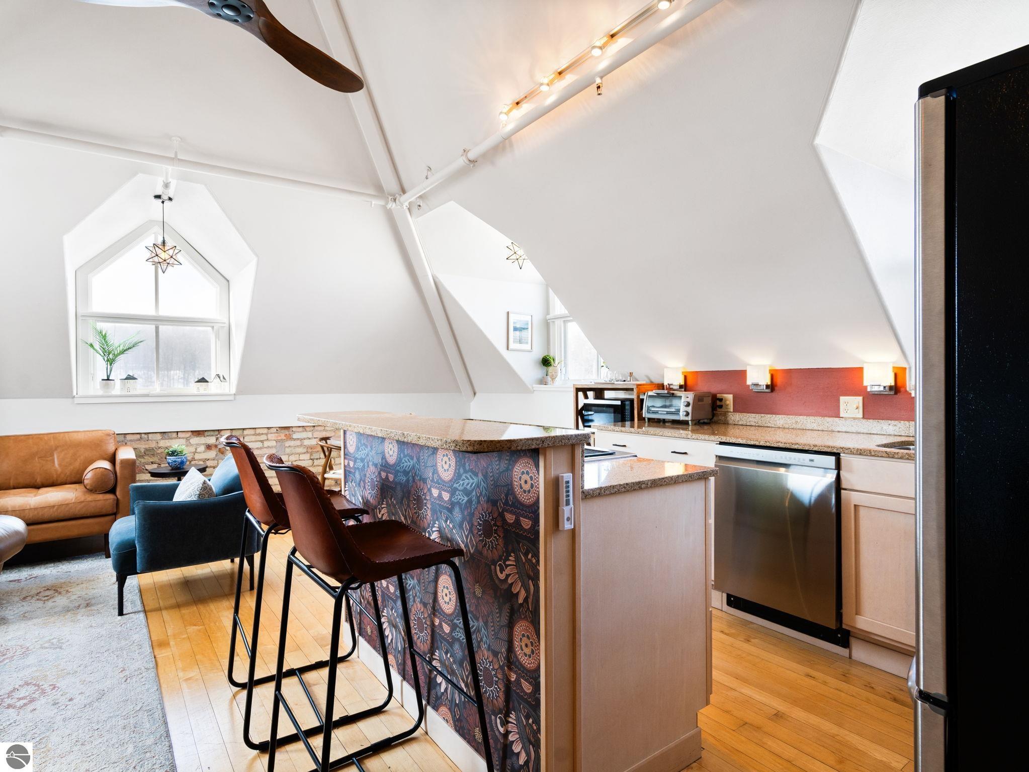 800 Cottageview Drive # 403