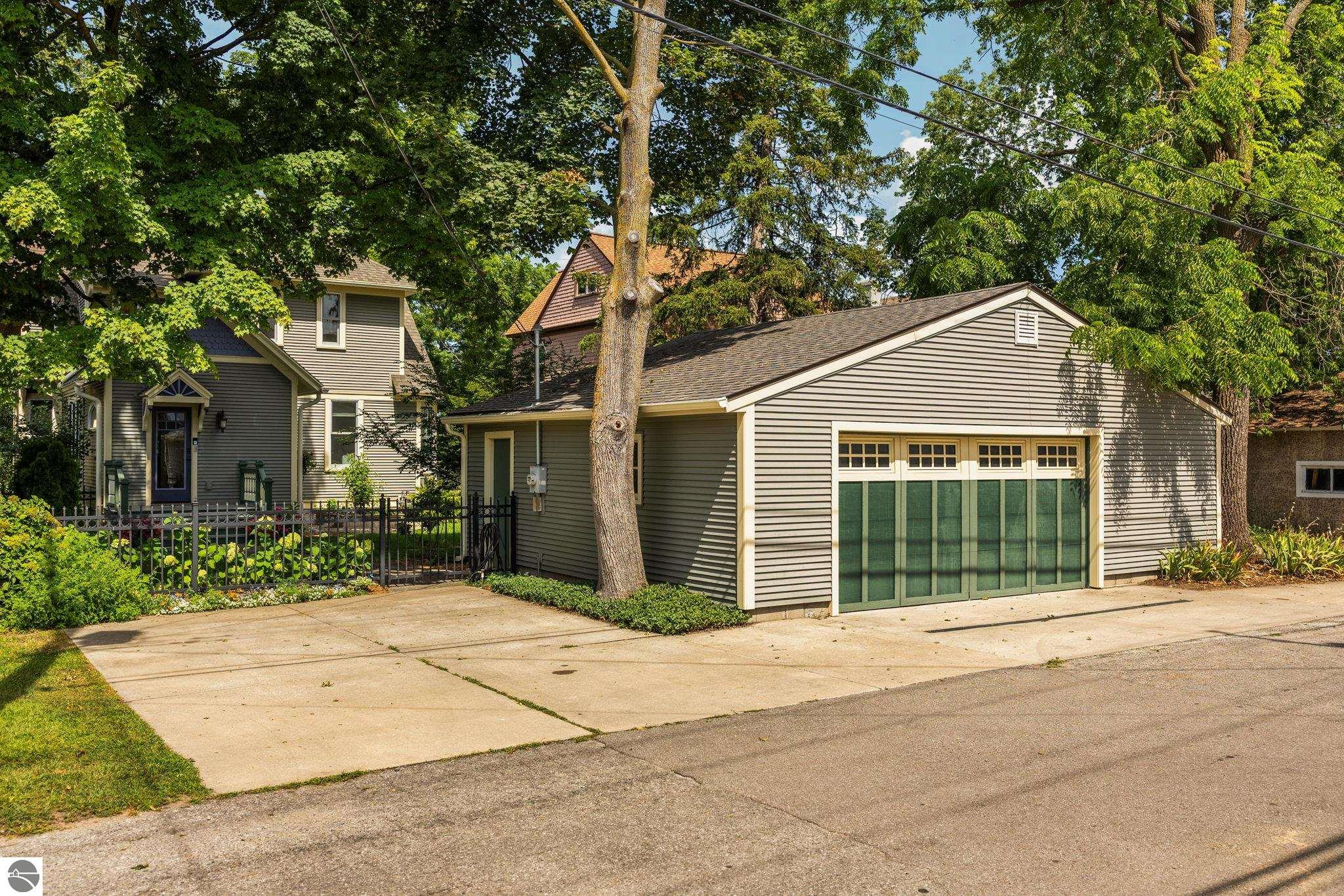213 Sixth Street