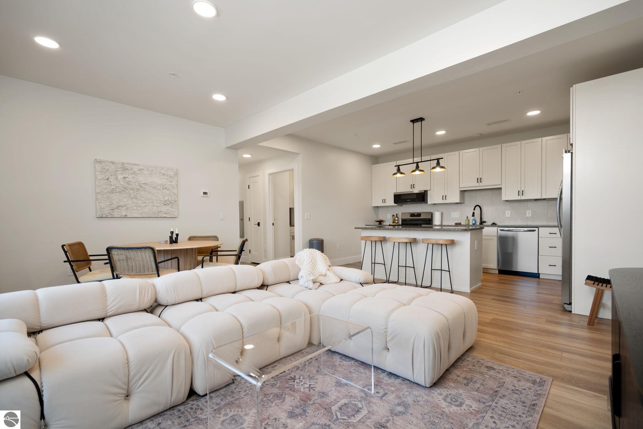 714 #308 Randolph Street