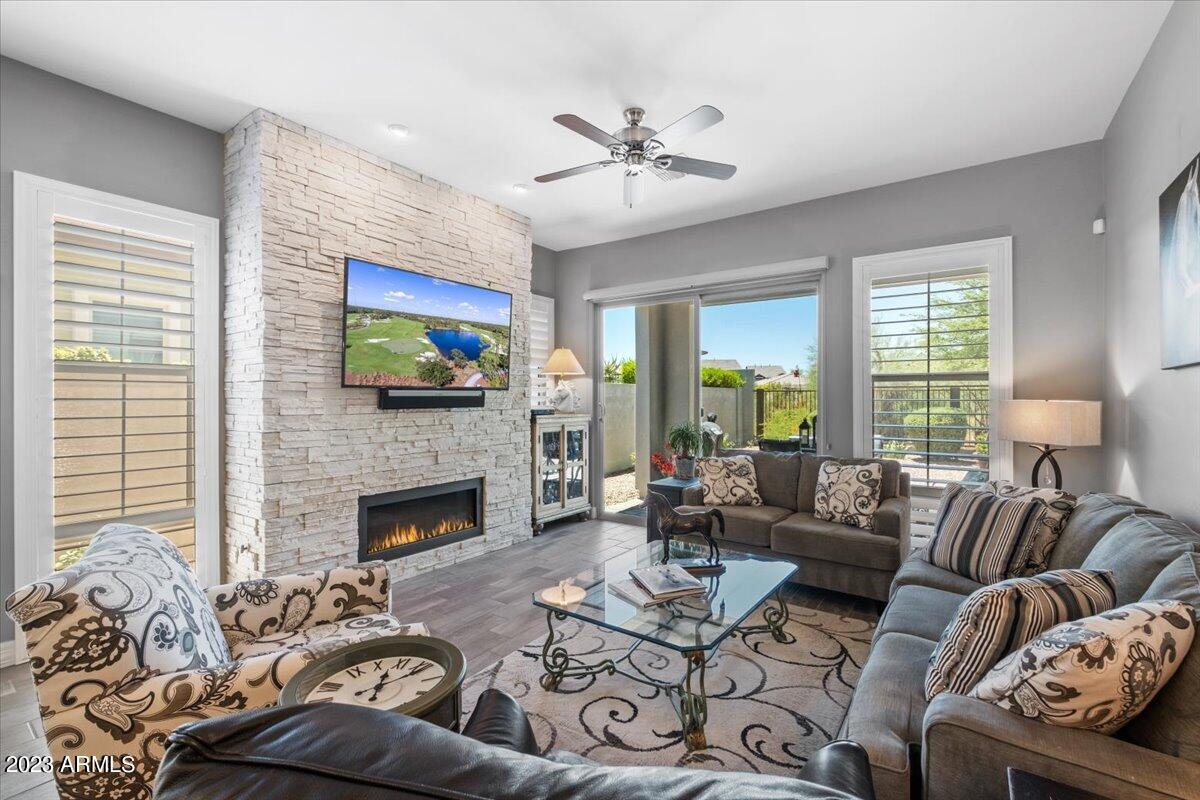 2339 W DUANE Lane