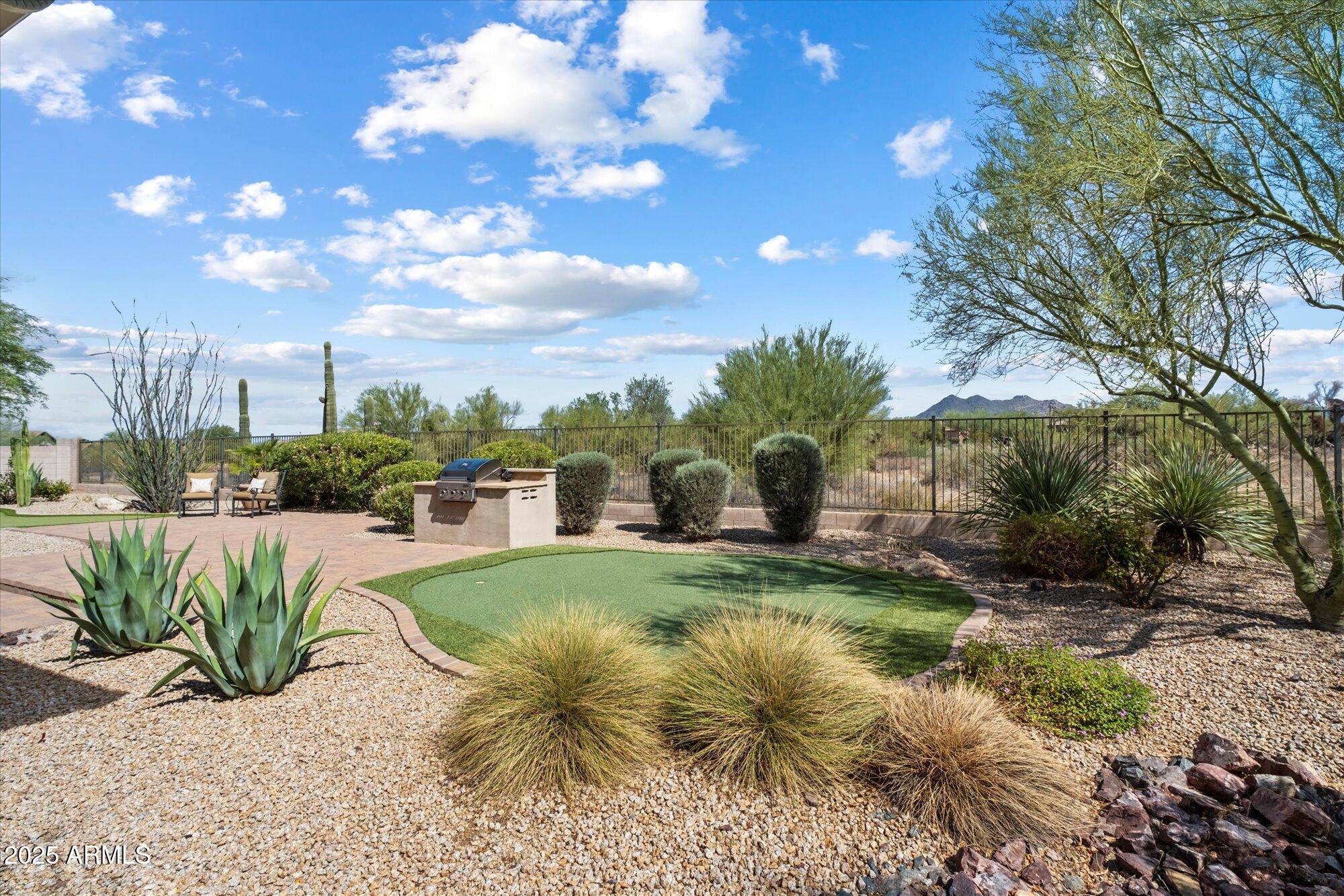 5914 E LITTLE WELLS Pass